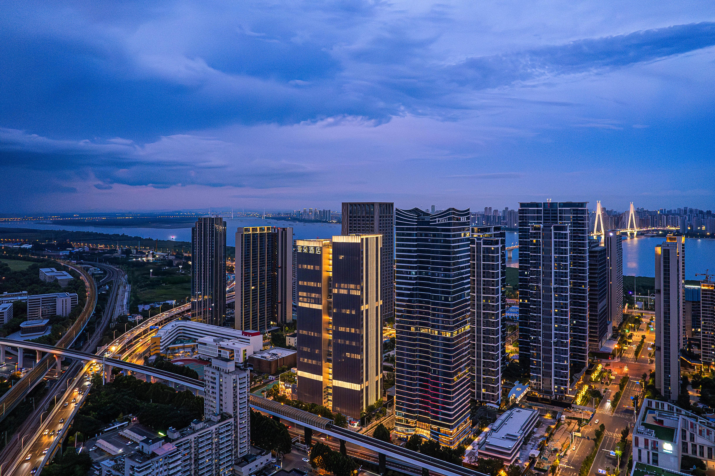 武汉汉口江滩解放大道亚朵酒店