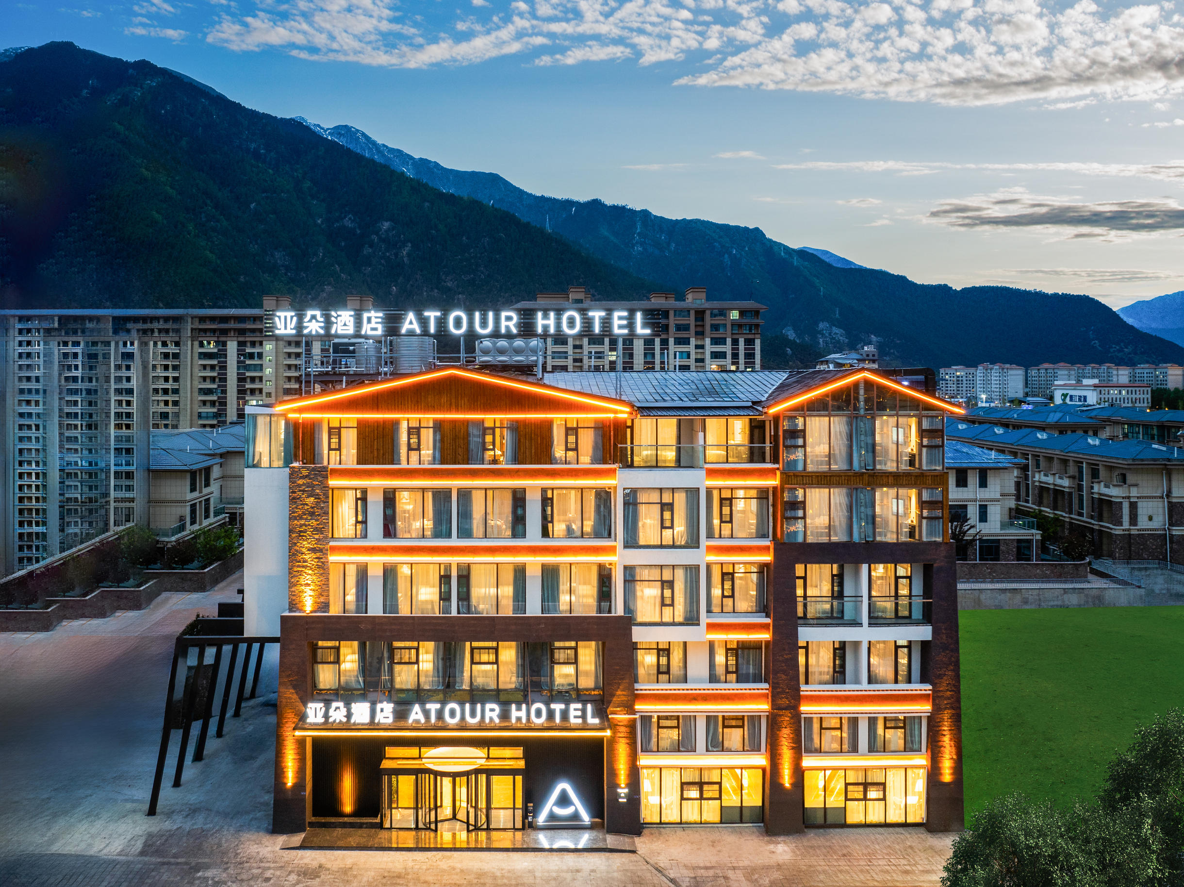 林芝巴宜南粤大道亚朵酒店