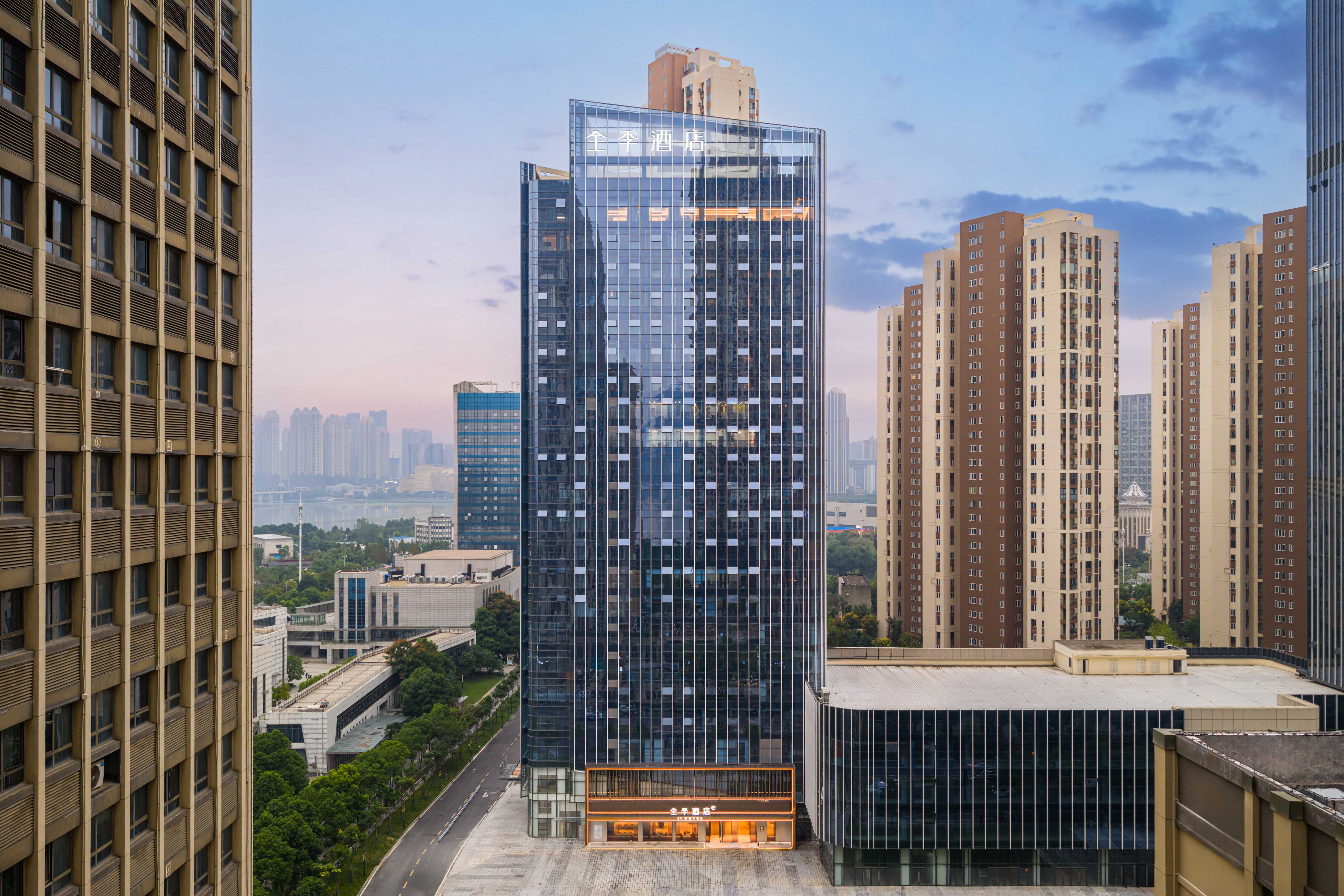 全季武汉武昌江滩积玉桥江景酒店