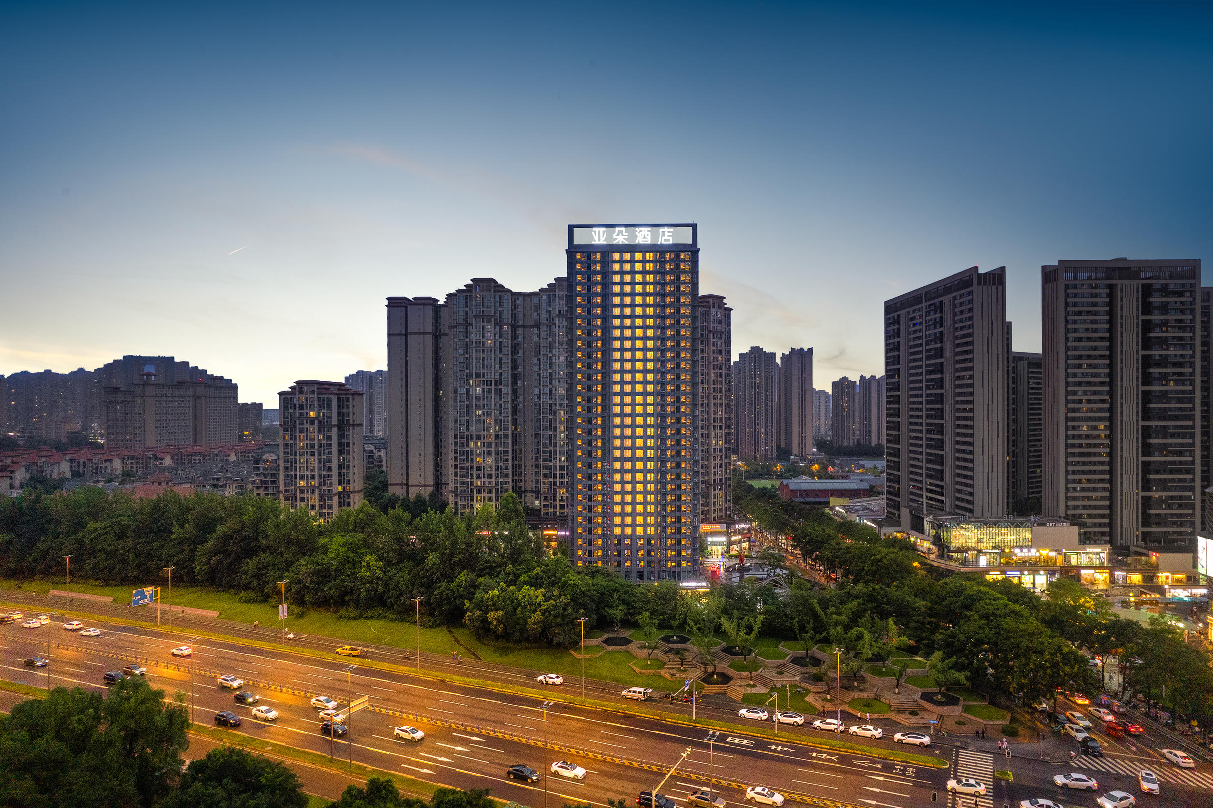 成都龙泉世茂广场亚朵酒店