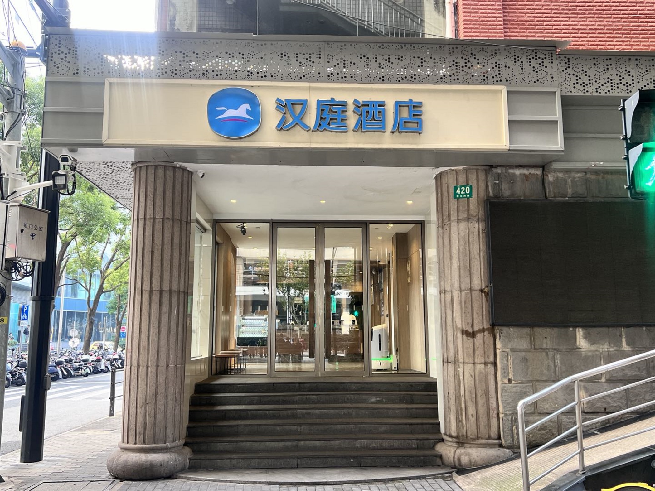 汉庭上海虹口足球场地铁站酒店