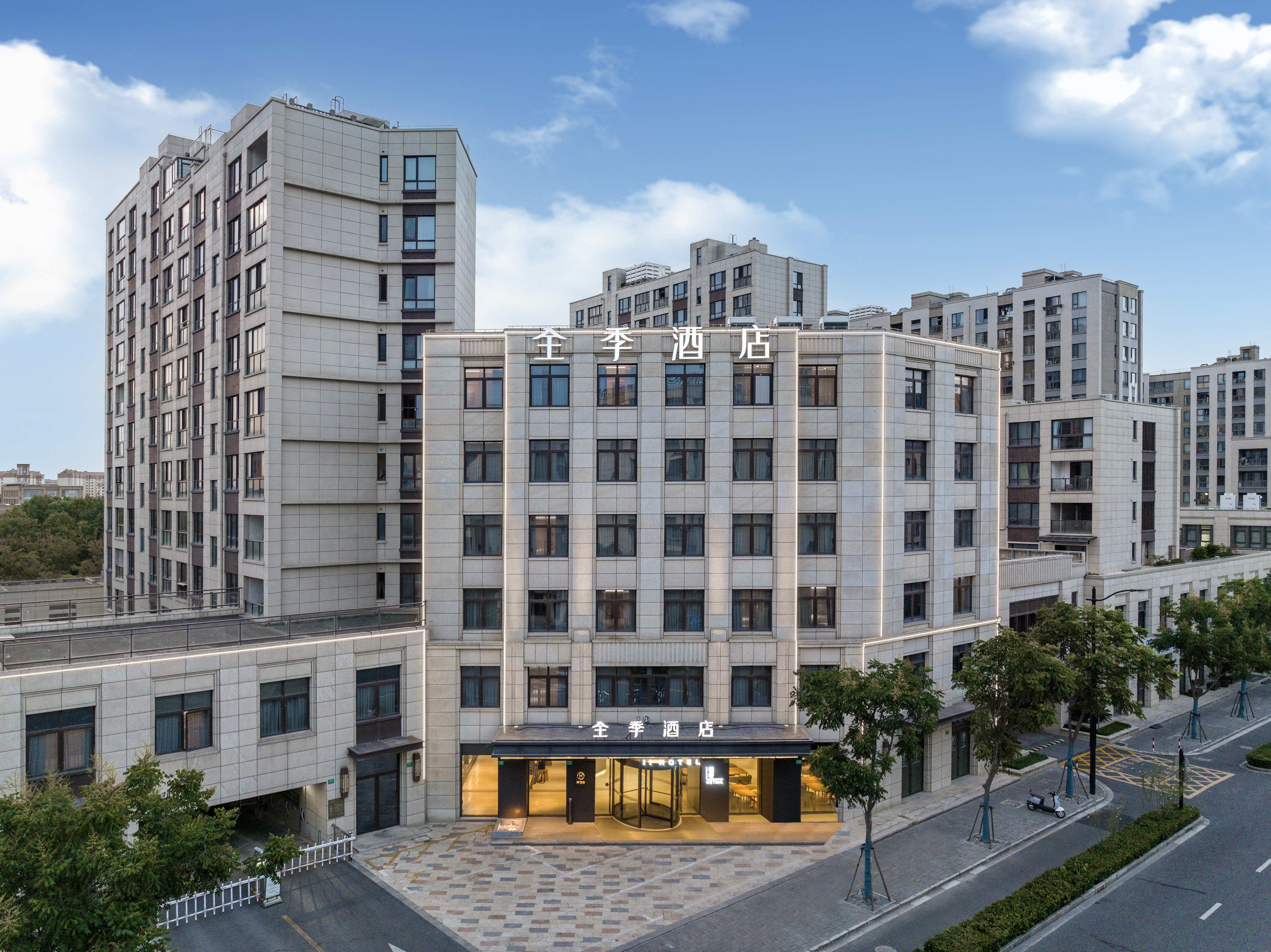 全季上海滴水湖地铁站酒店