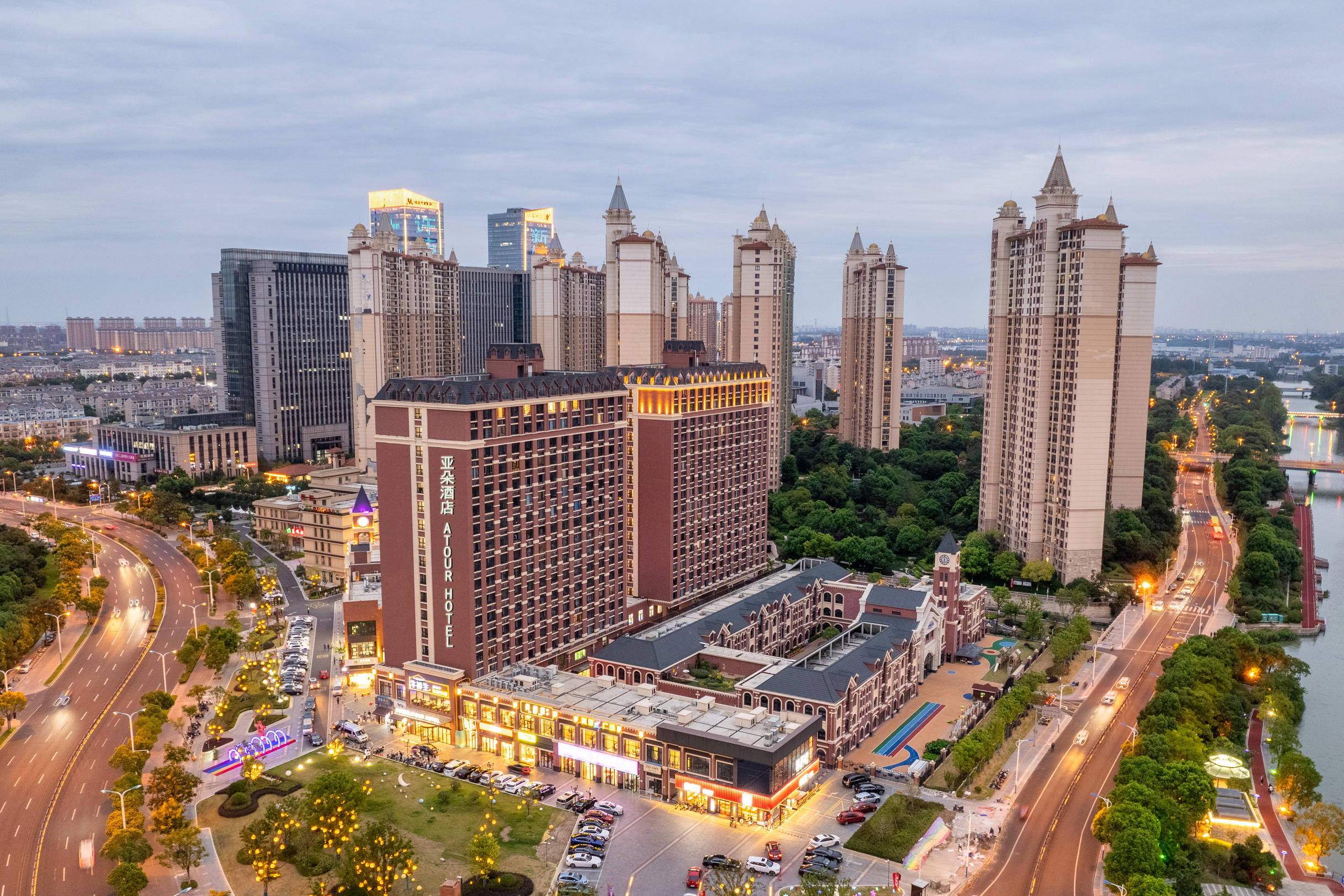 张家港万达广场华昌路亚朵酒店