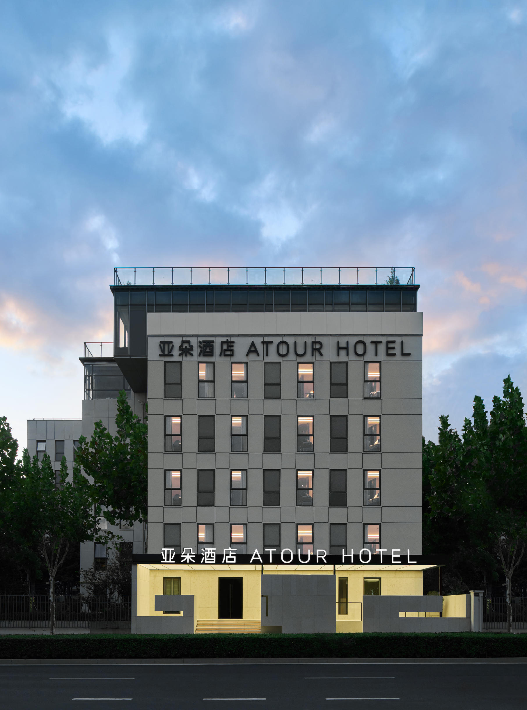 上海徐汇龙华滨江广场亚朵酒店