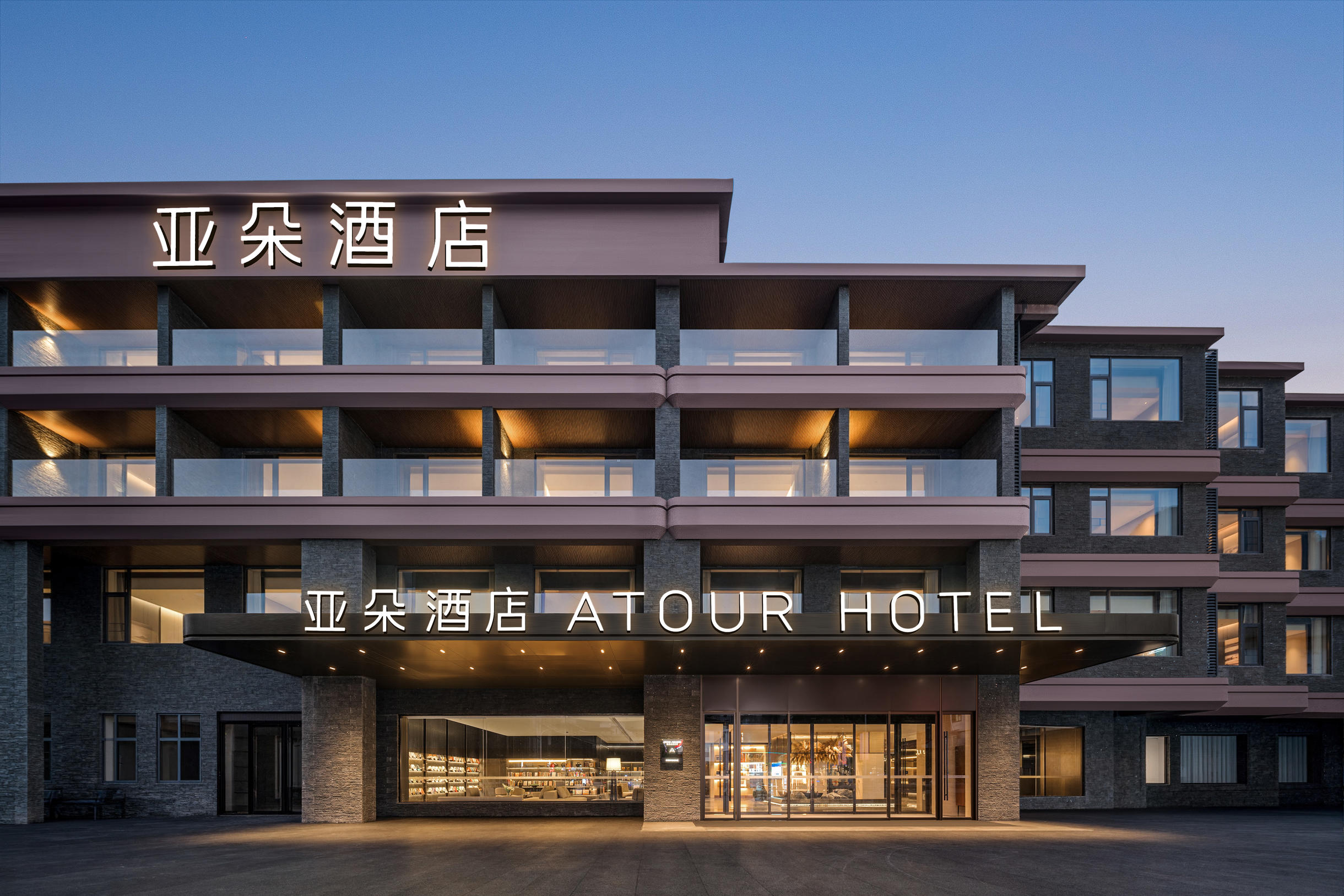 桂林阳朔西街城中城亚朵酒店