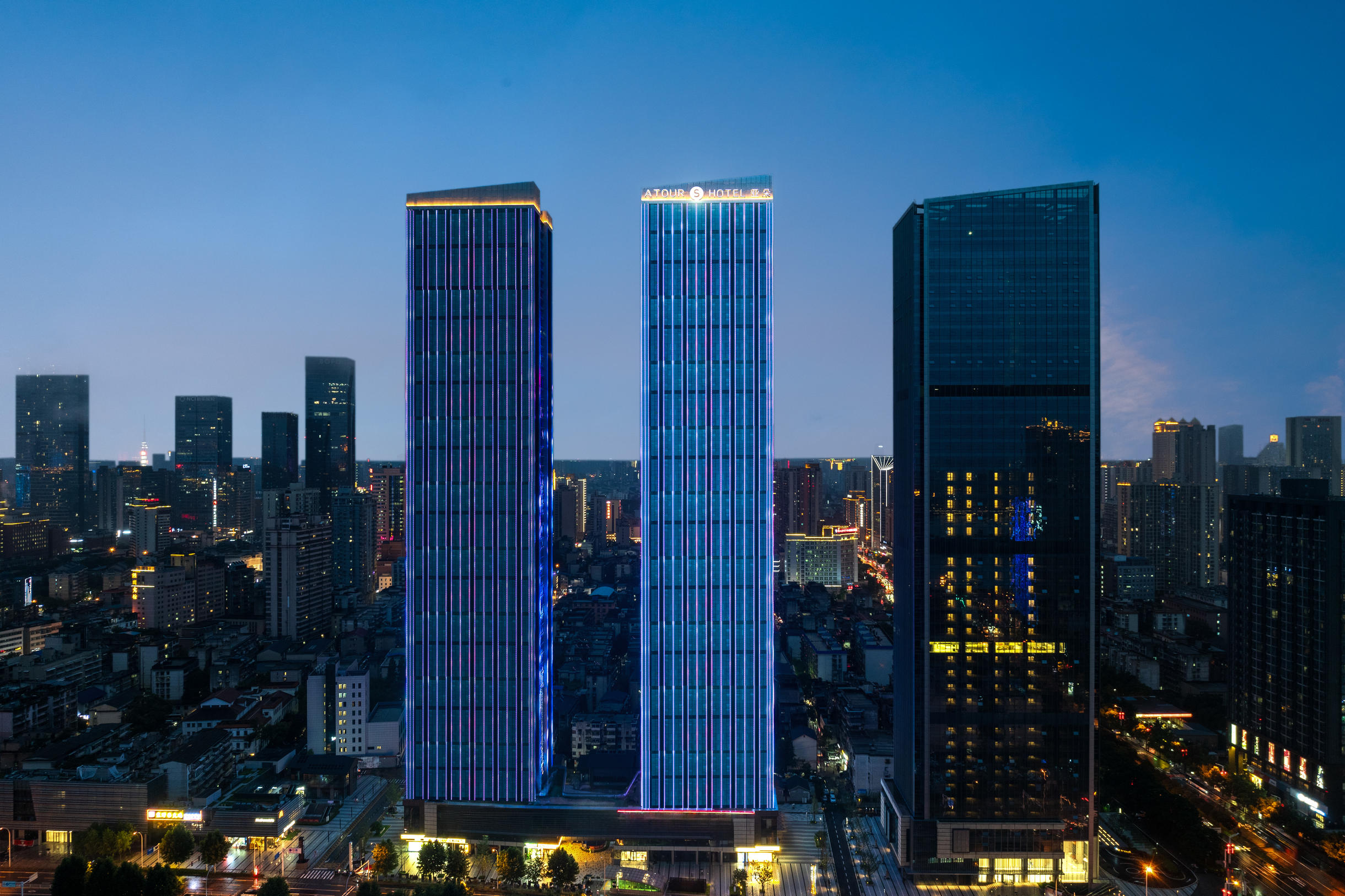 长沙五一广场培元桥地铁站江景亚朵S酒店