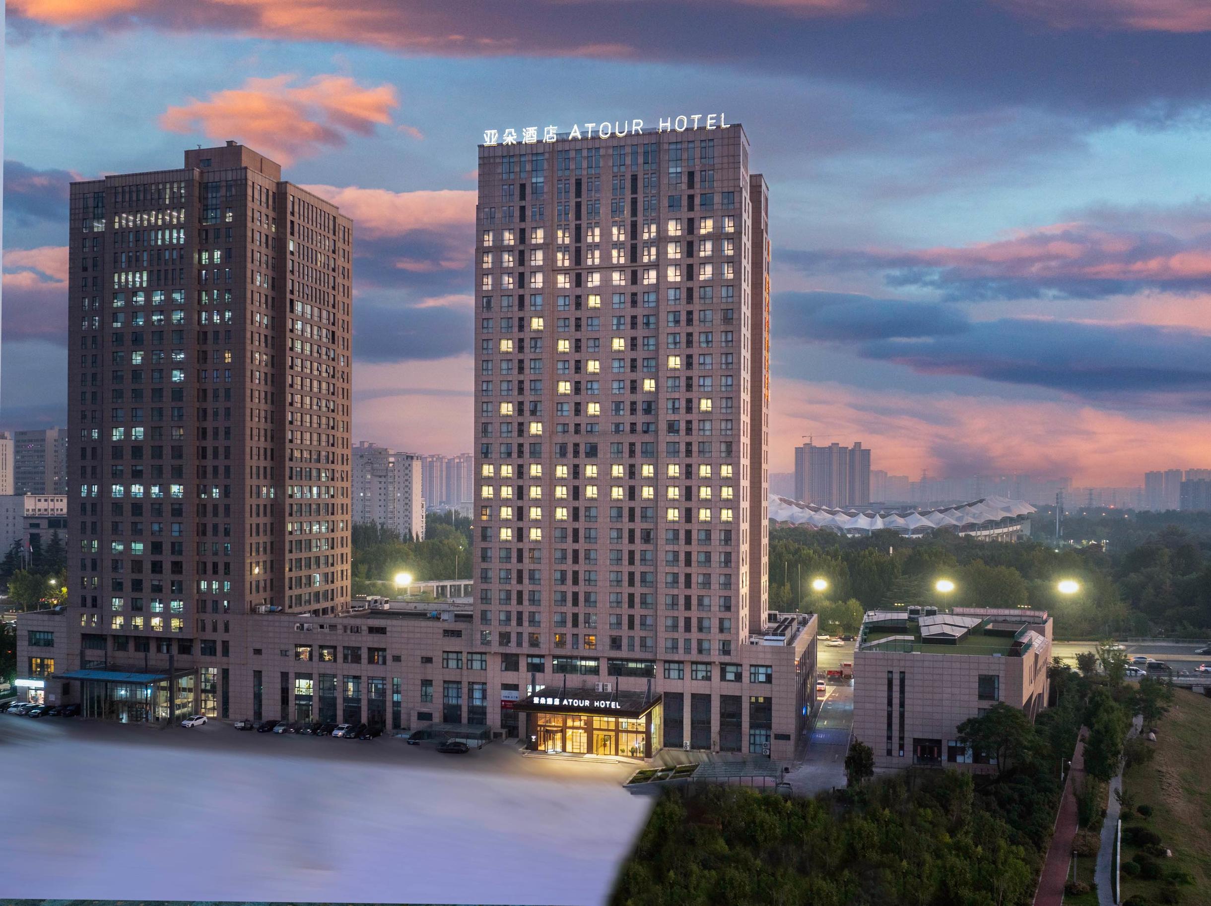 郑州中原福塔航海东路亚朵酒店