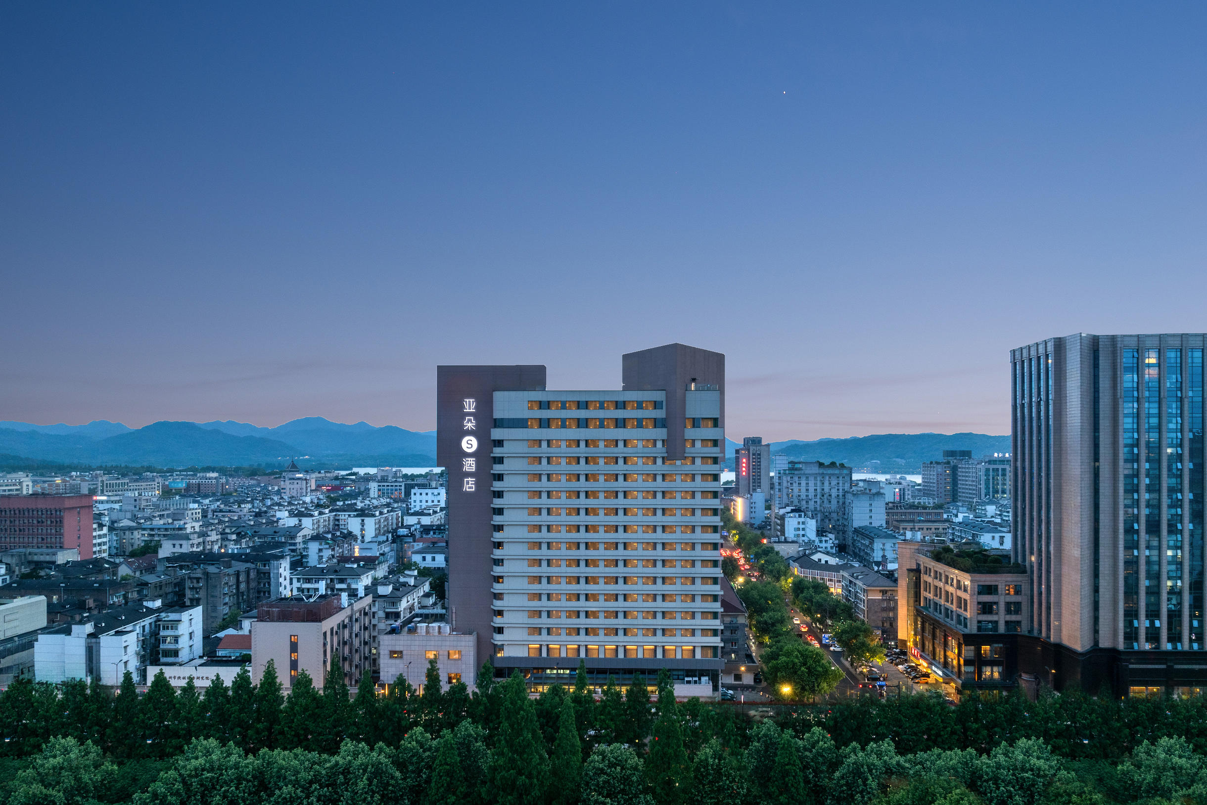 杭州西湖湖滨解放路亚朵S酒店