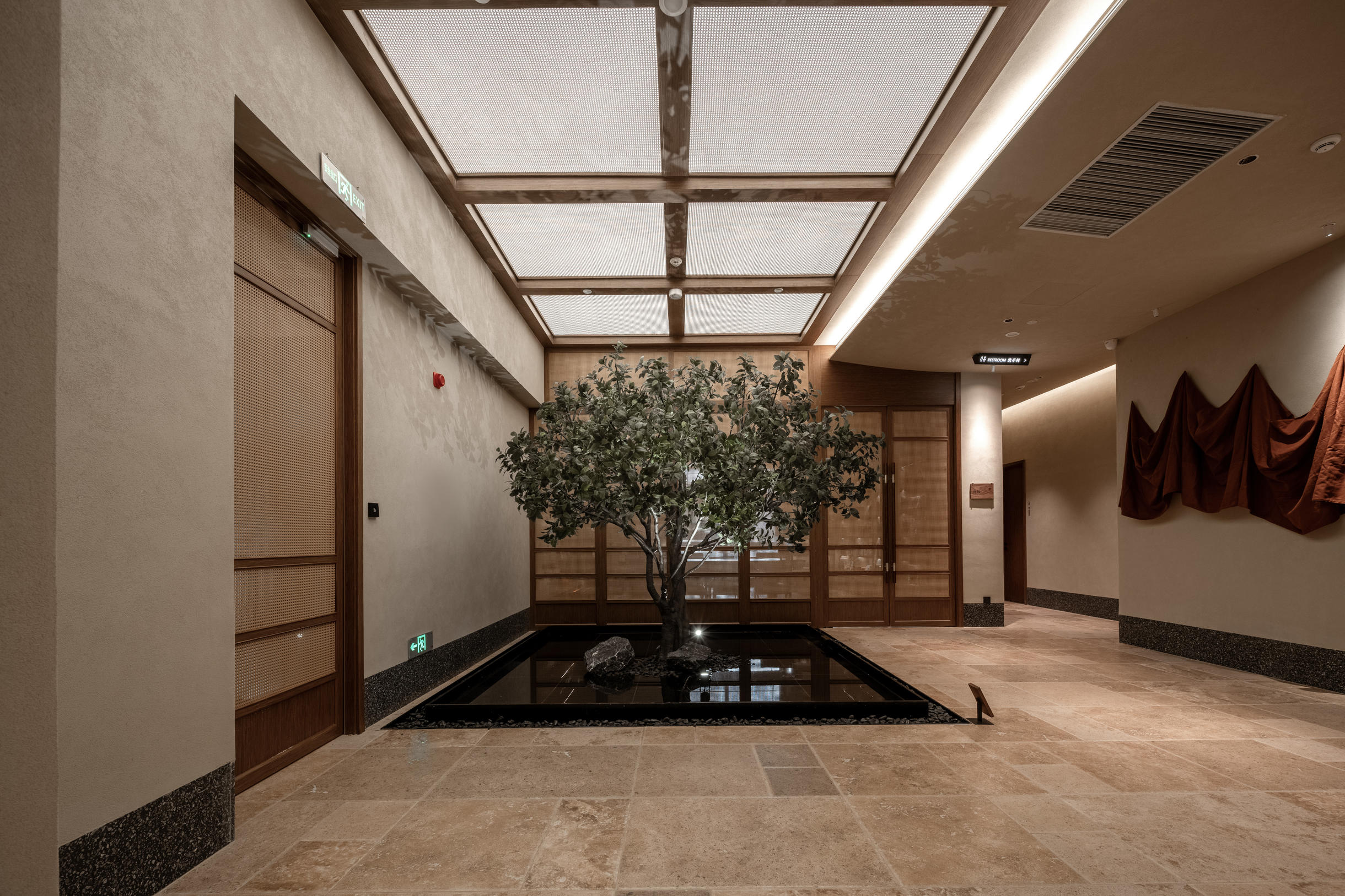 深圳南山留仙洞地铁站亚朵酒店