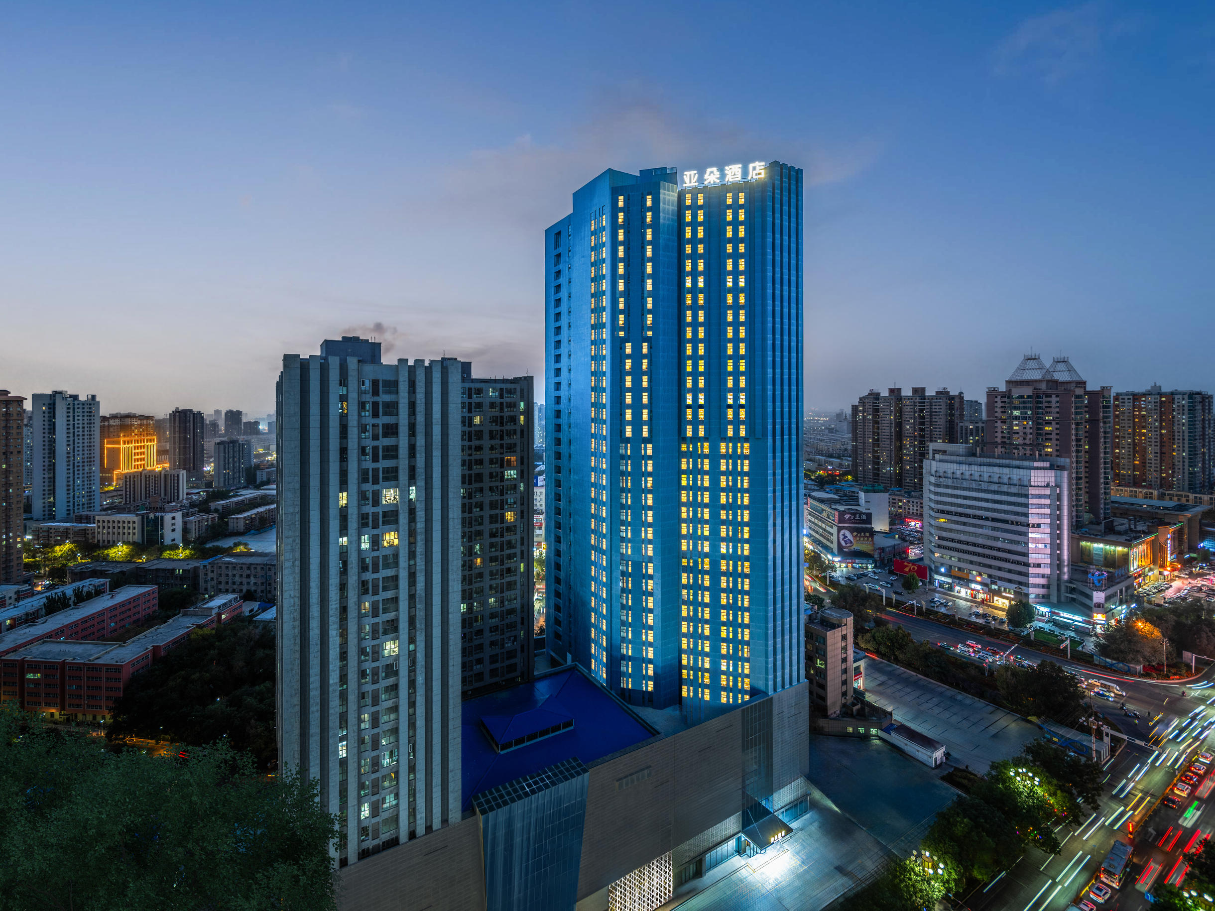 库尔勒人民广场建设桥亚朵酒店