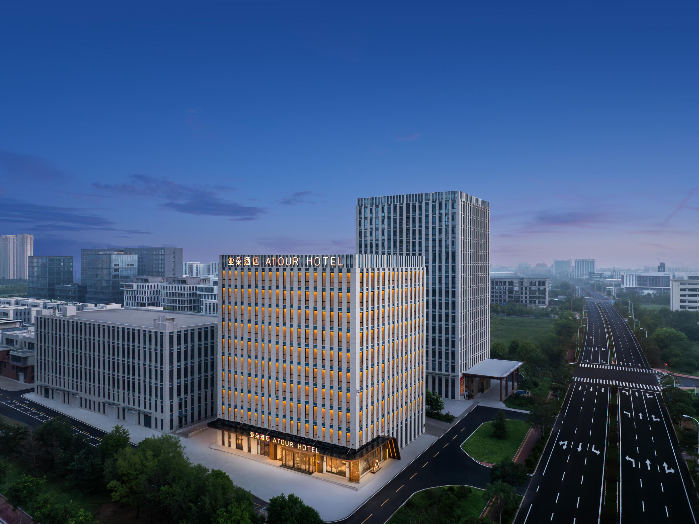 青岛红岛高新区华东路亚朵酒店