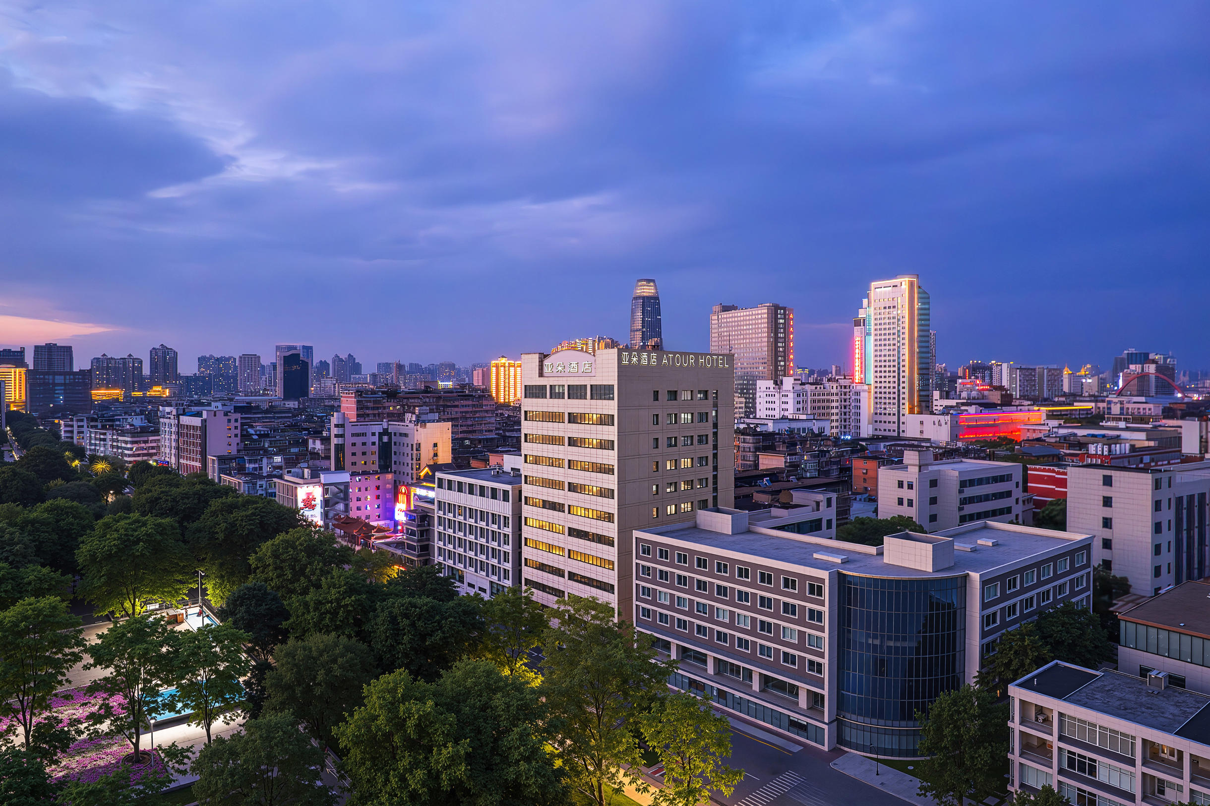 南昌八一广场省美术馆亚朵酒店