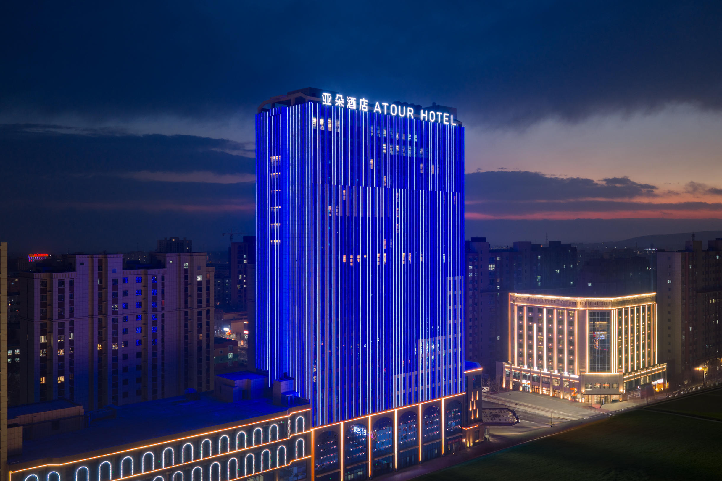 吐鲁番国泰民生广场军民共建路亚朵酒店