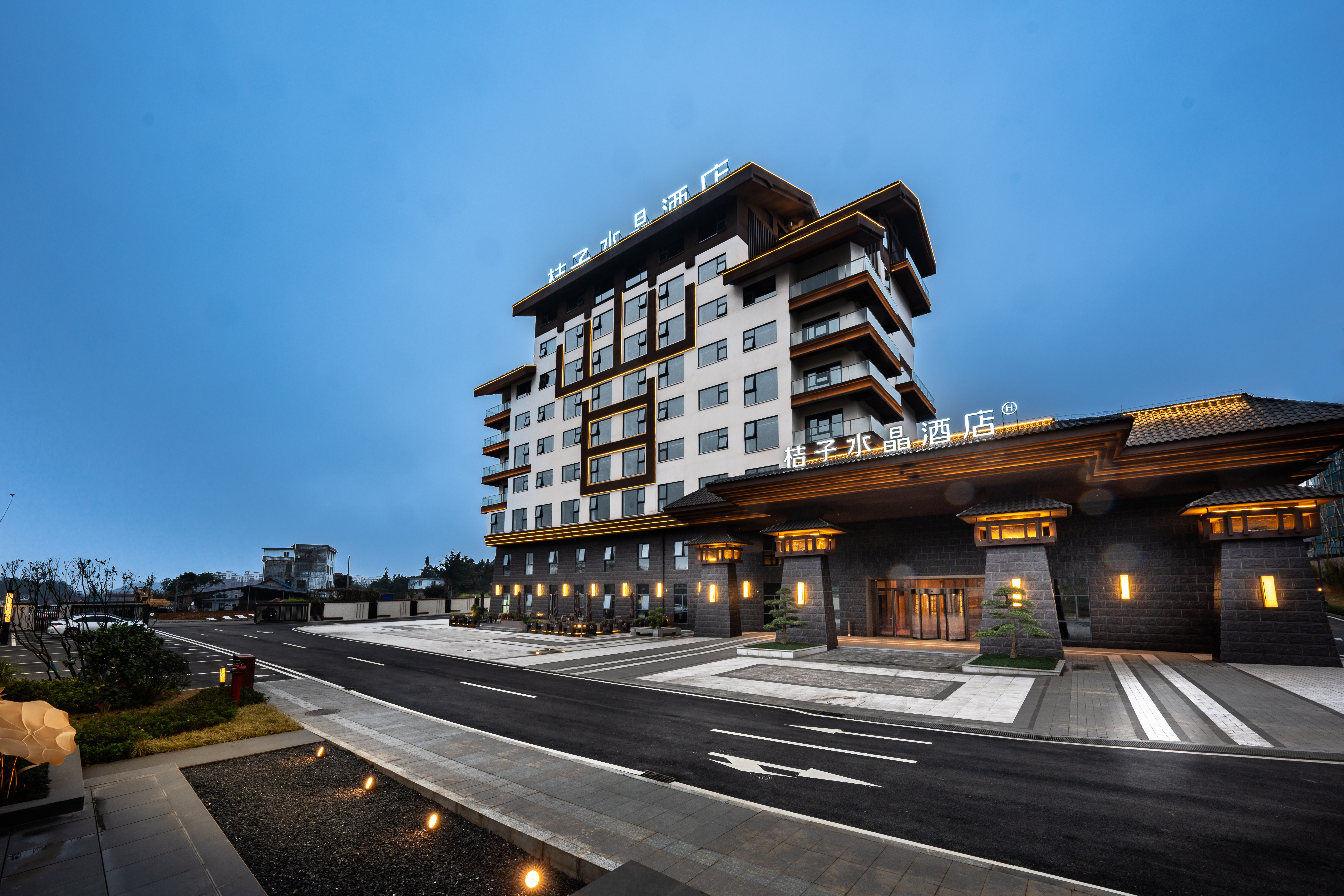 兴义南站万峰林机场桔子水晶酒店