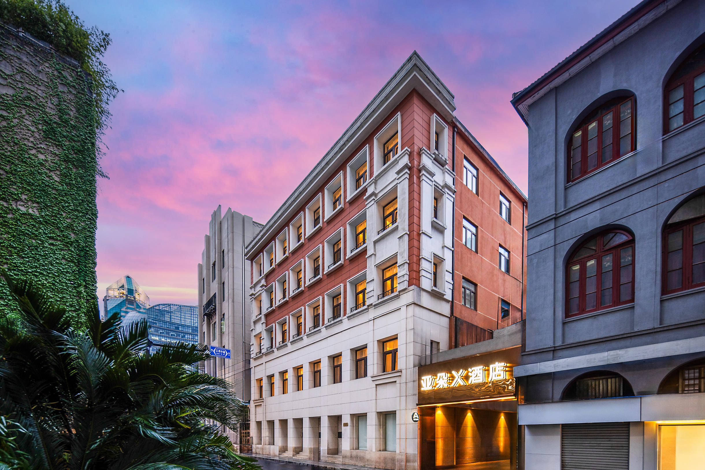 上海外滩南京东路地铁站亚朵X酒店