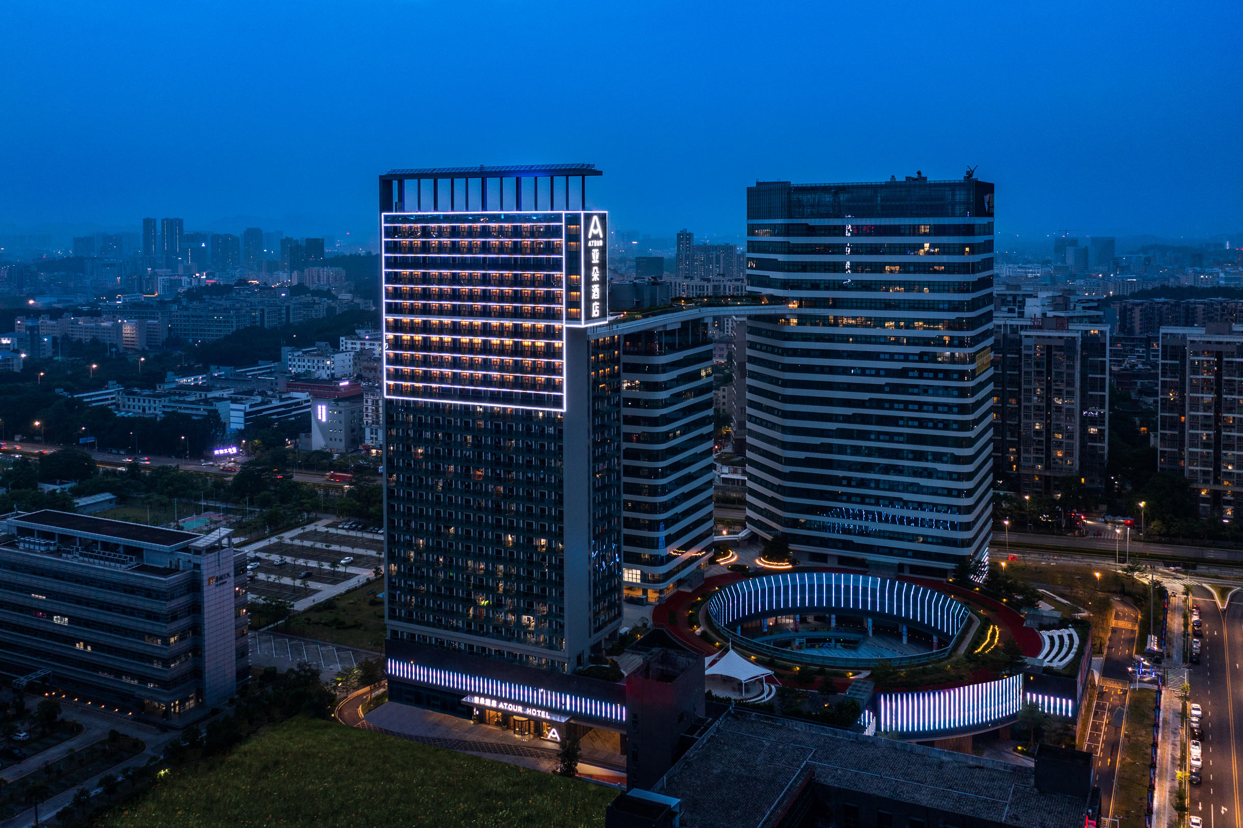 深圳龙华观澜高新园亚朵酒店