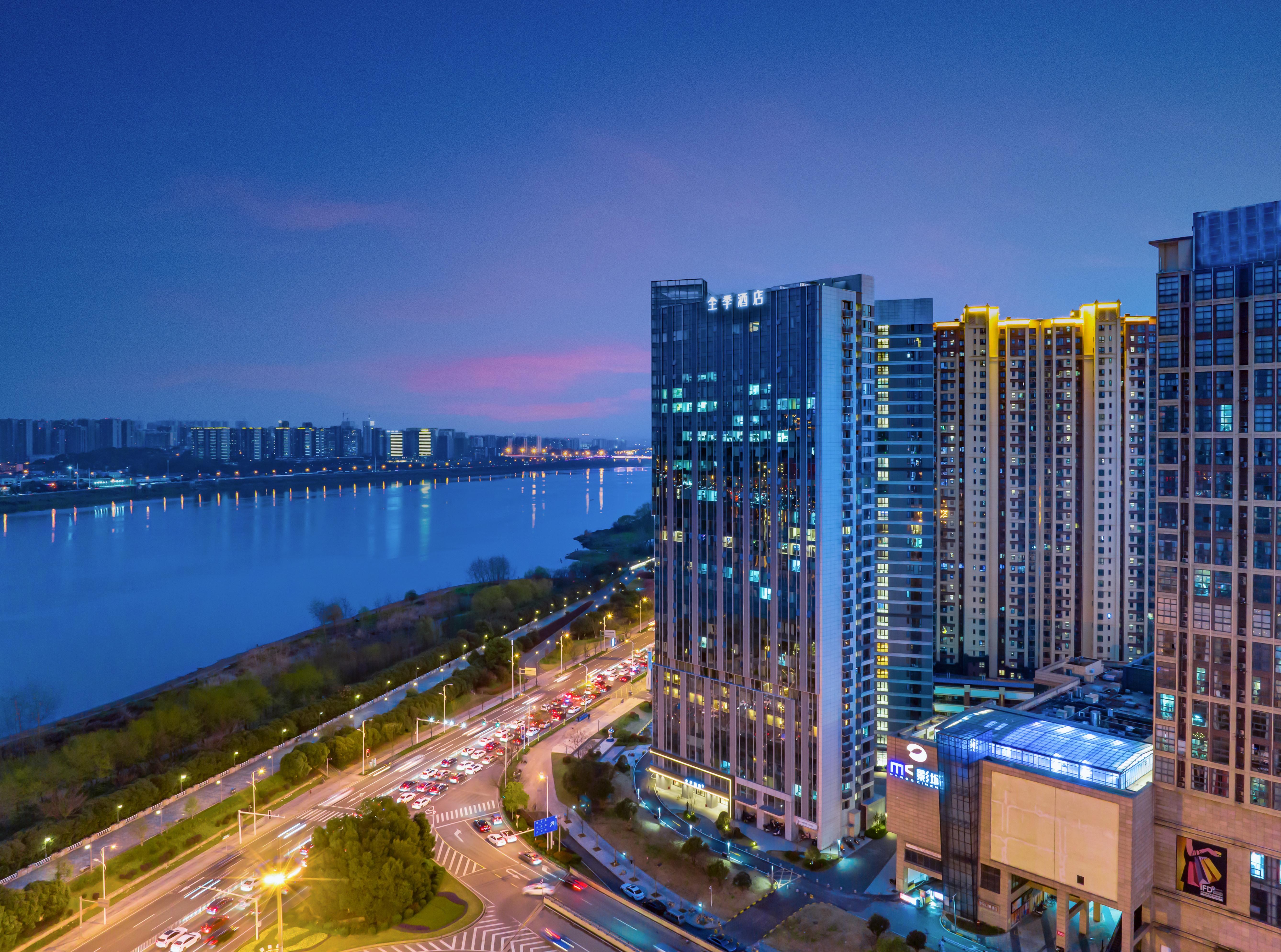 全季长沙洋湖新城地铁站江景酒店