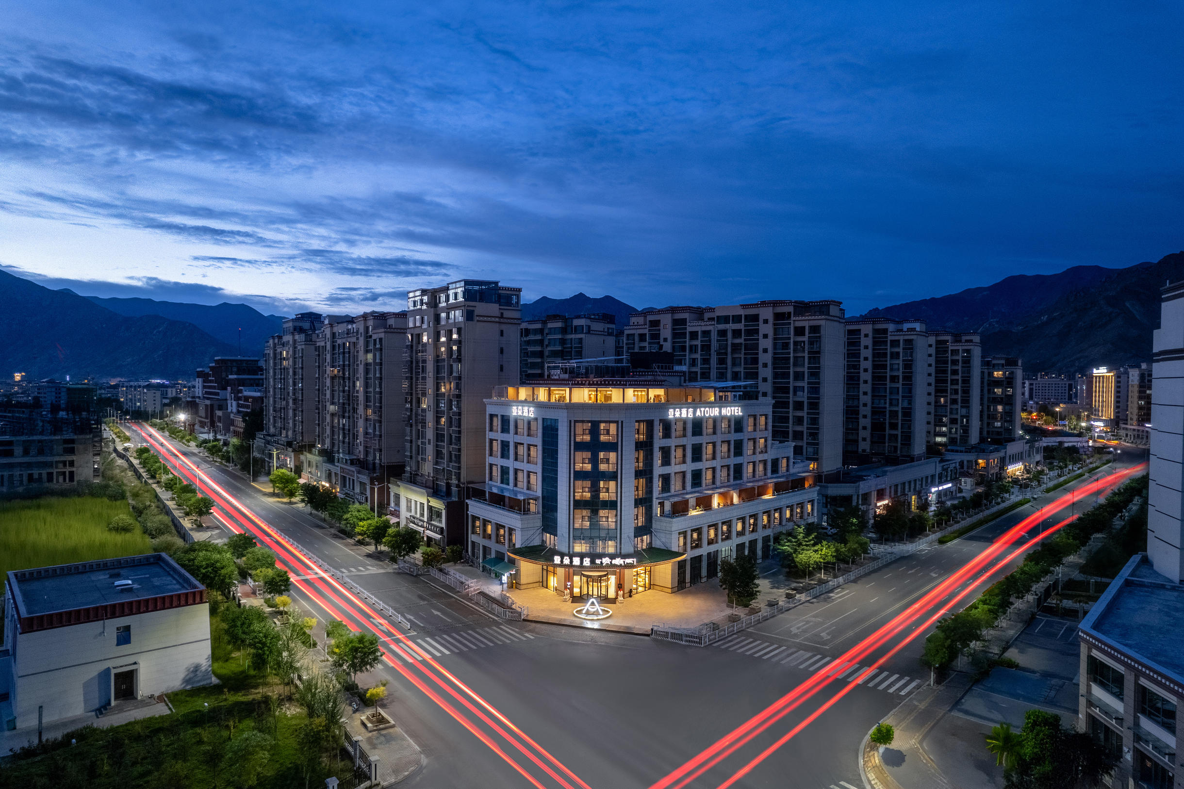 拉萨西藏大学滨河路亚朵酒店