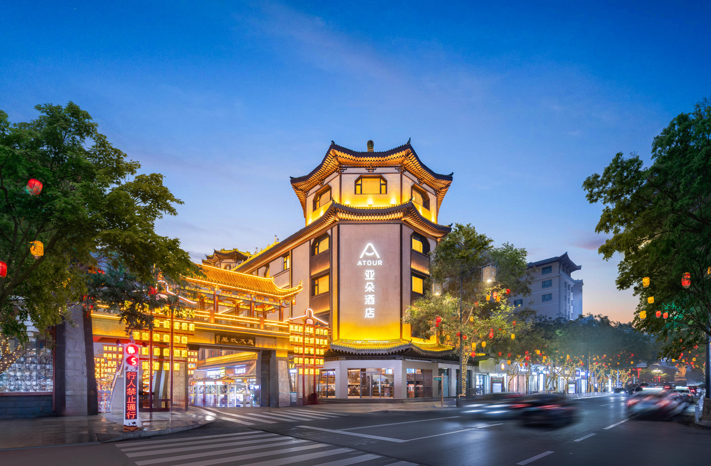 敦煌沙洲夜市北门亚朵酒店