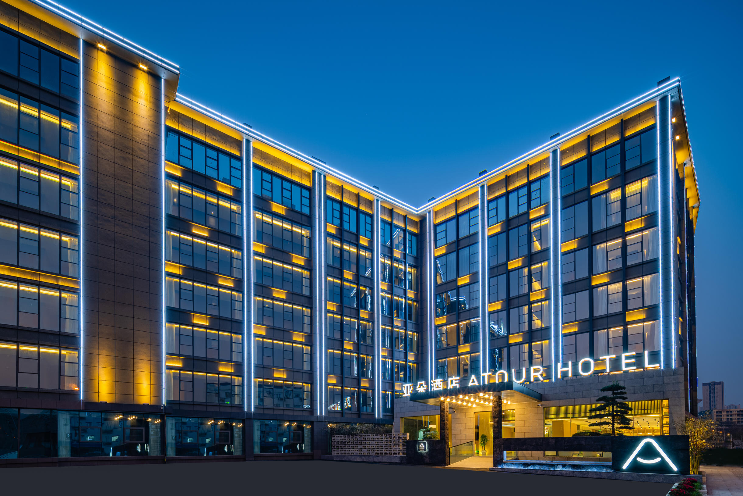 重庆西站站前广场亚朵酒店