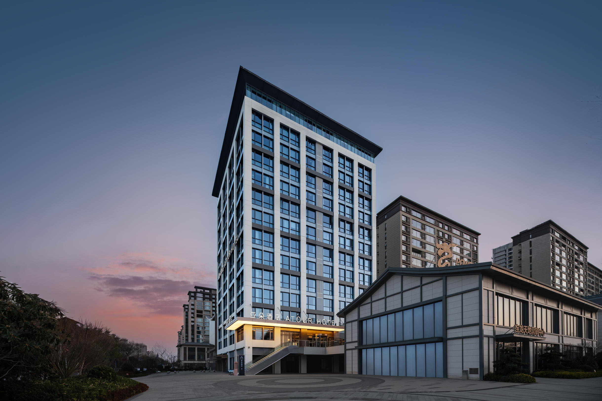 洛阳龙门高铁站龙门大道亚朵酒店