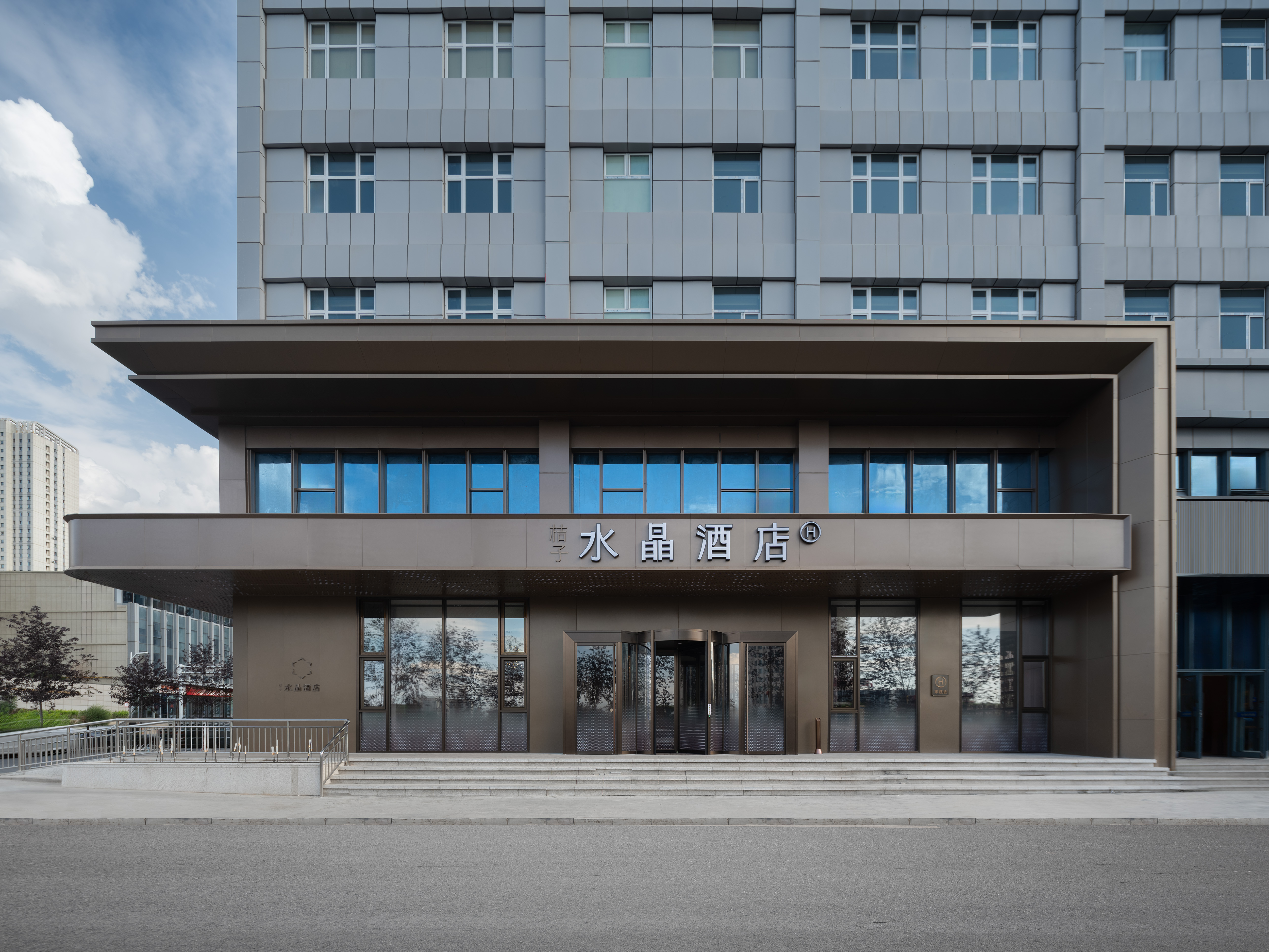 乌鲁木齐高铁站南广场桔子水晶酒店