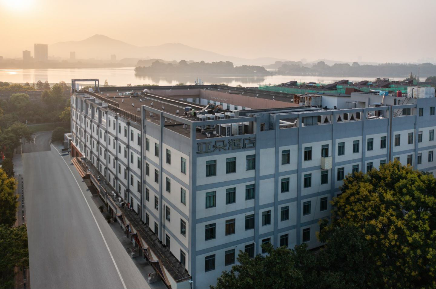 南京玄武湖玄武门亚朵酒店