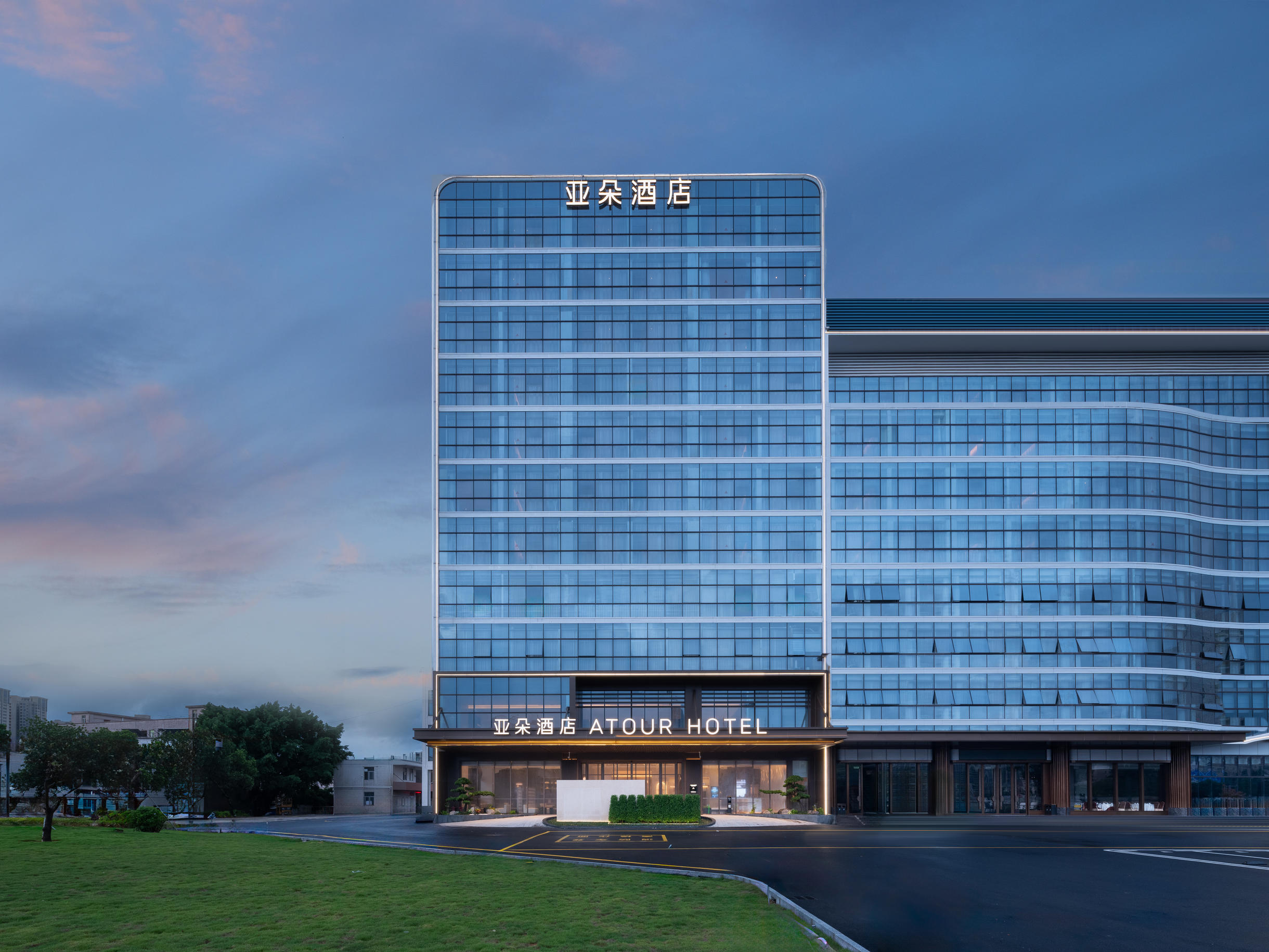 深圳坪山高铁站六联亚朵酒店