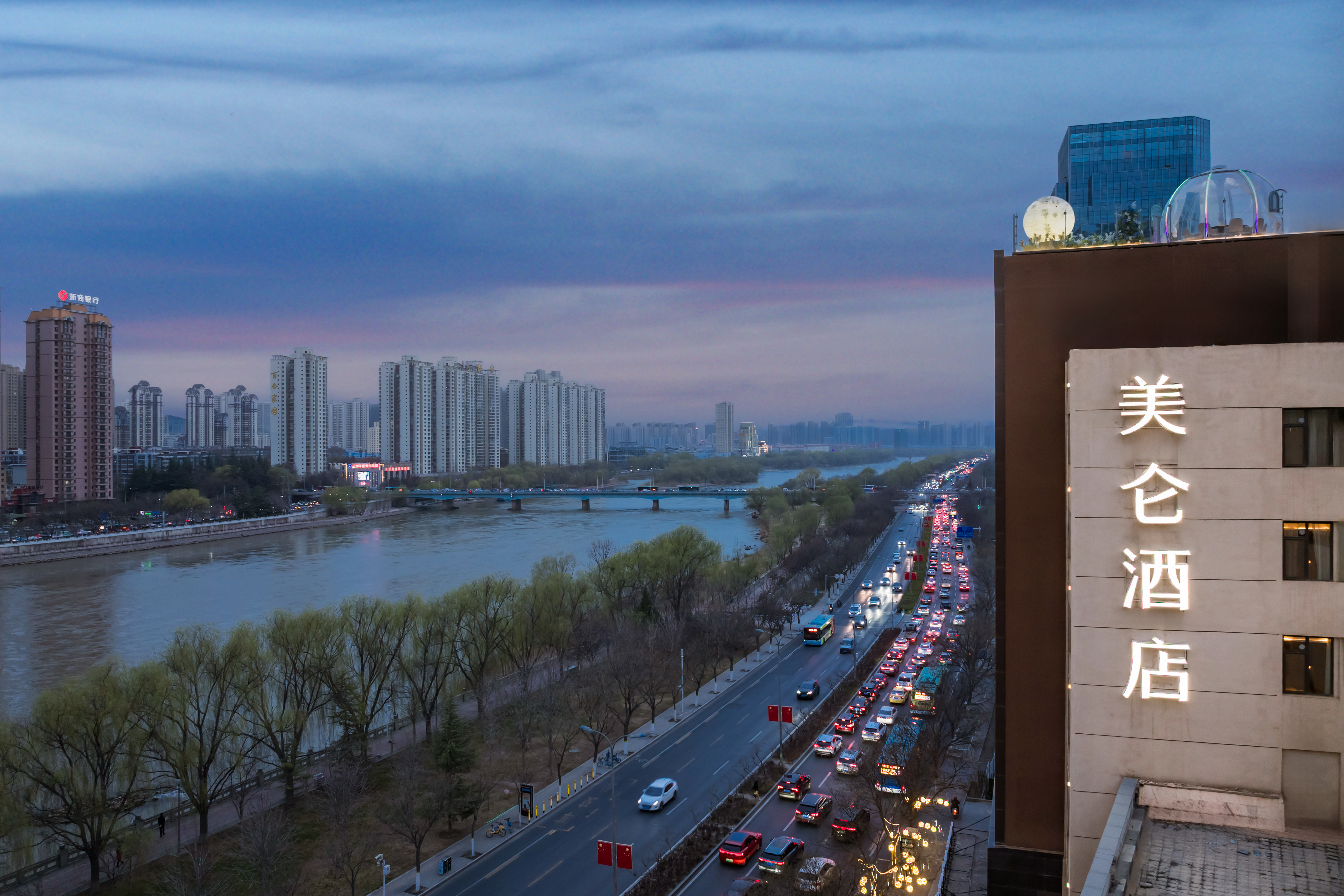 兰州高铁西站七里河大桥美仑酒店
