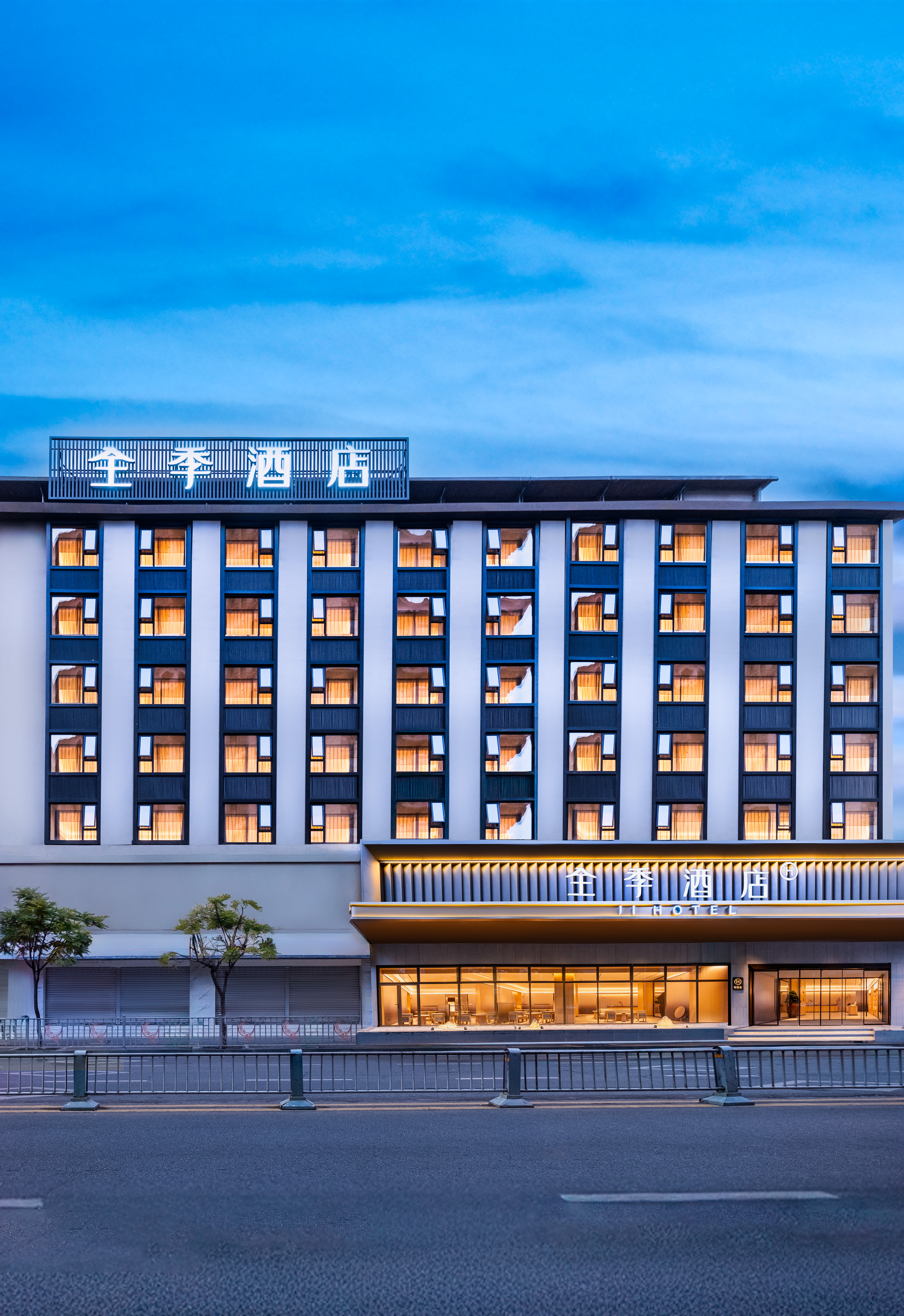 全季西昌火把广场月亮湖湿地公园酒店