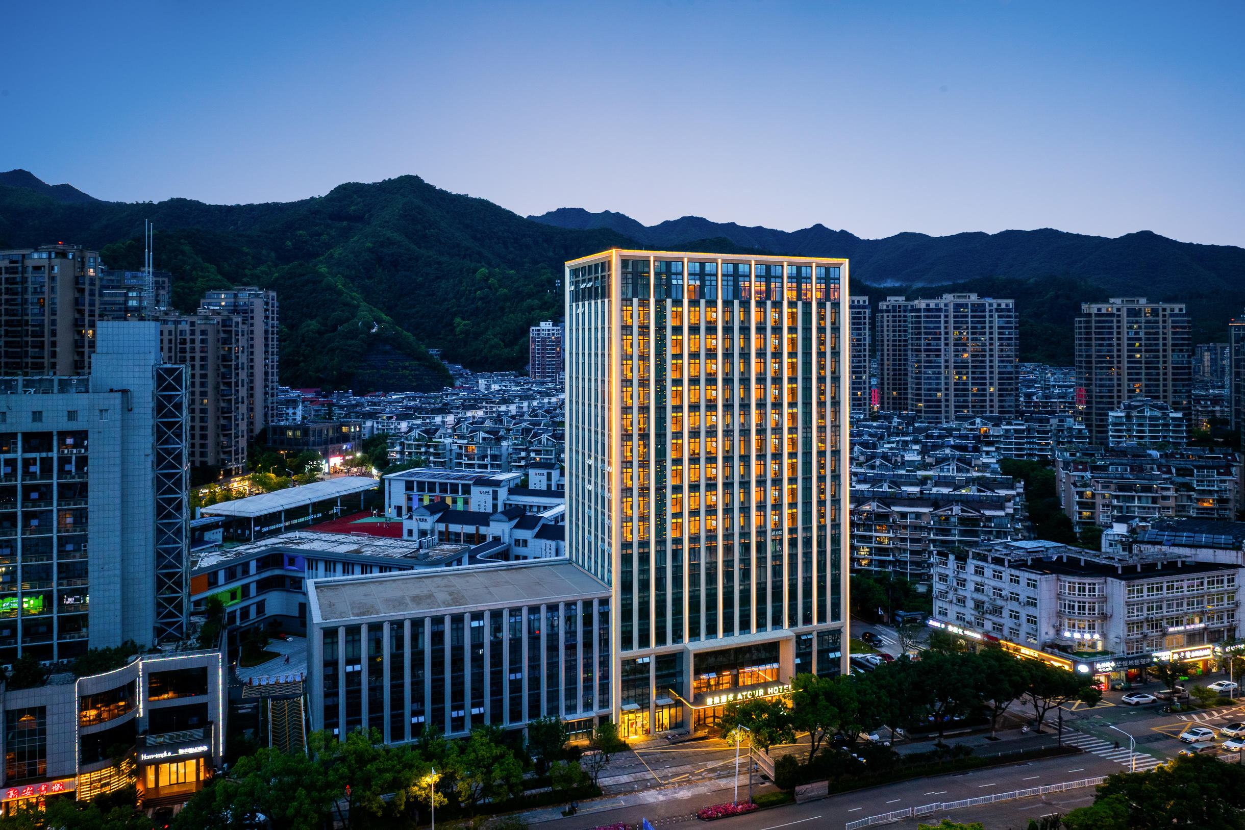 杭州建德新安江风景区新安东路亚朵酒店