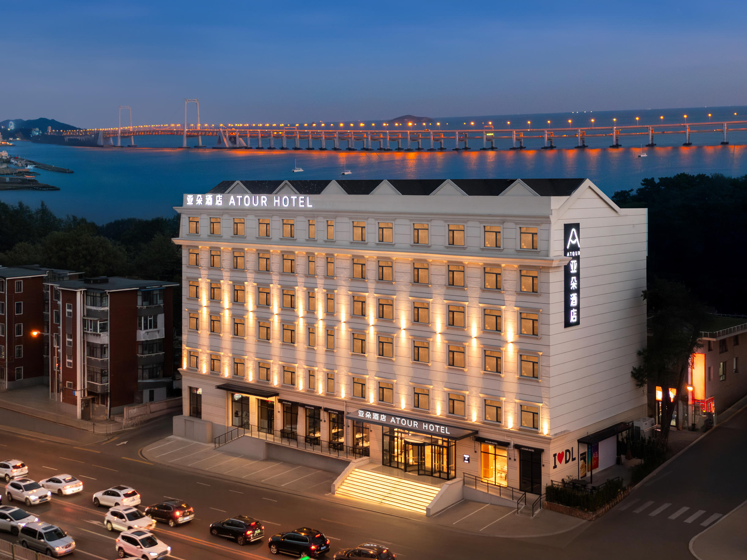 大连星海广场中山路亚朵酒店