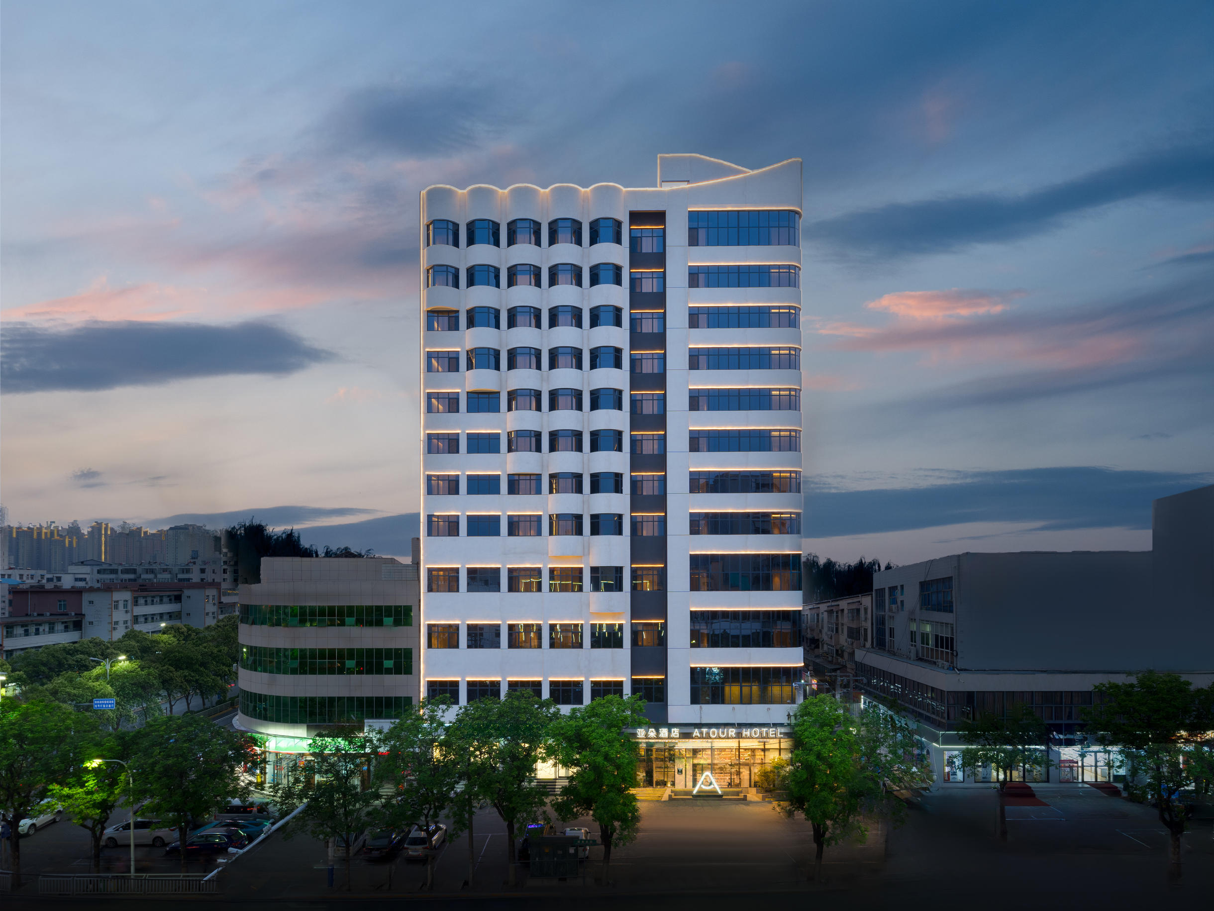 许昌胖东来时代广场曹魏古城亚朵酒店