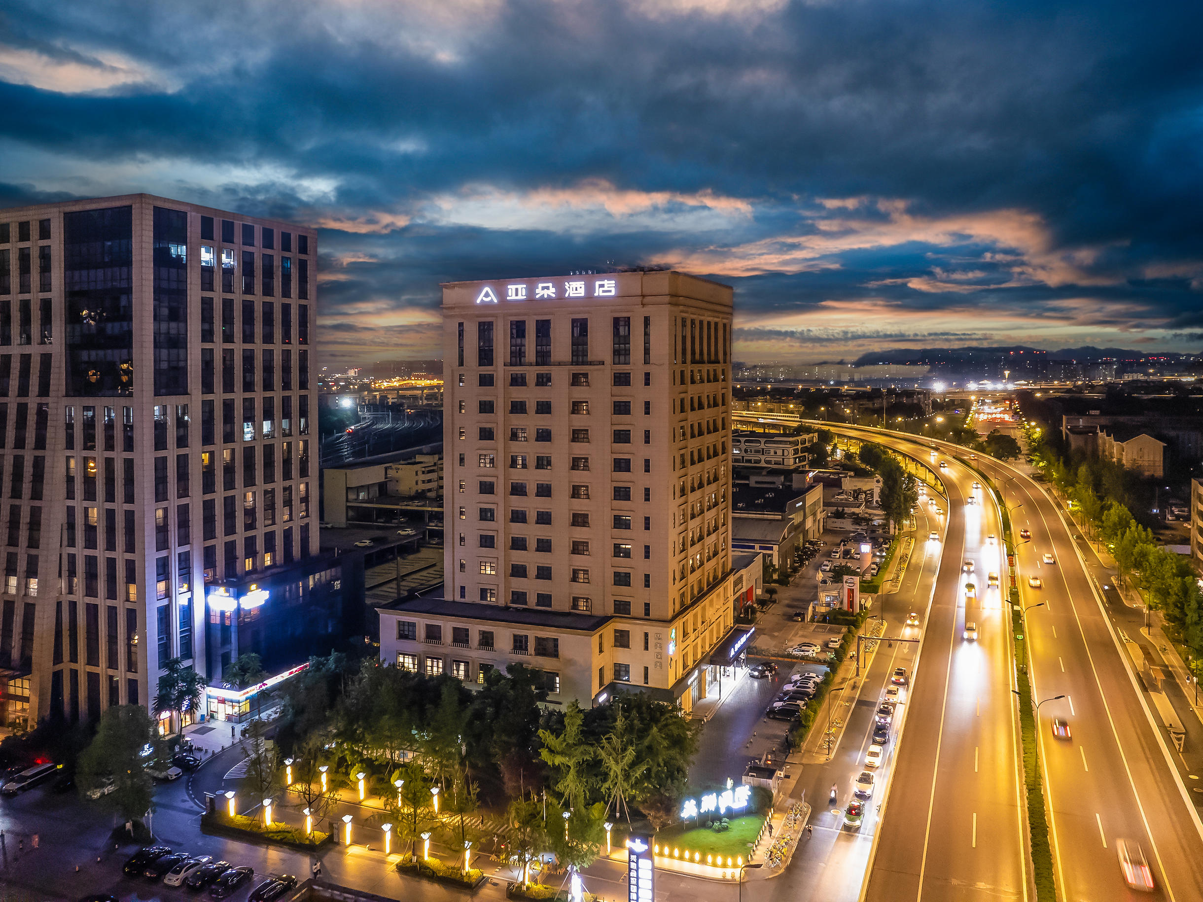 成都桐梓林火车南站亚朵酒店