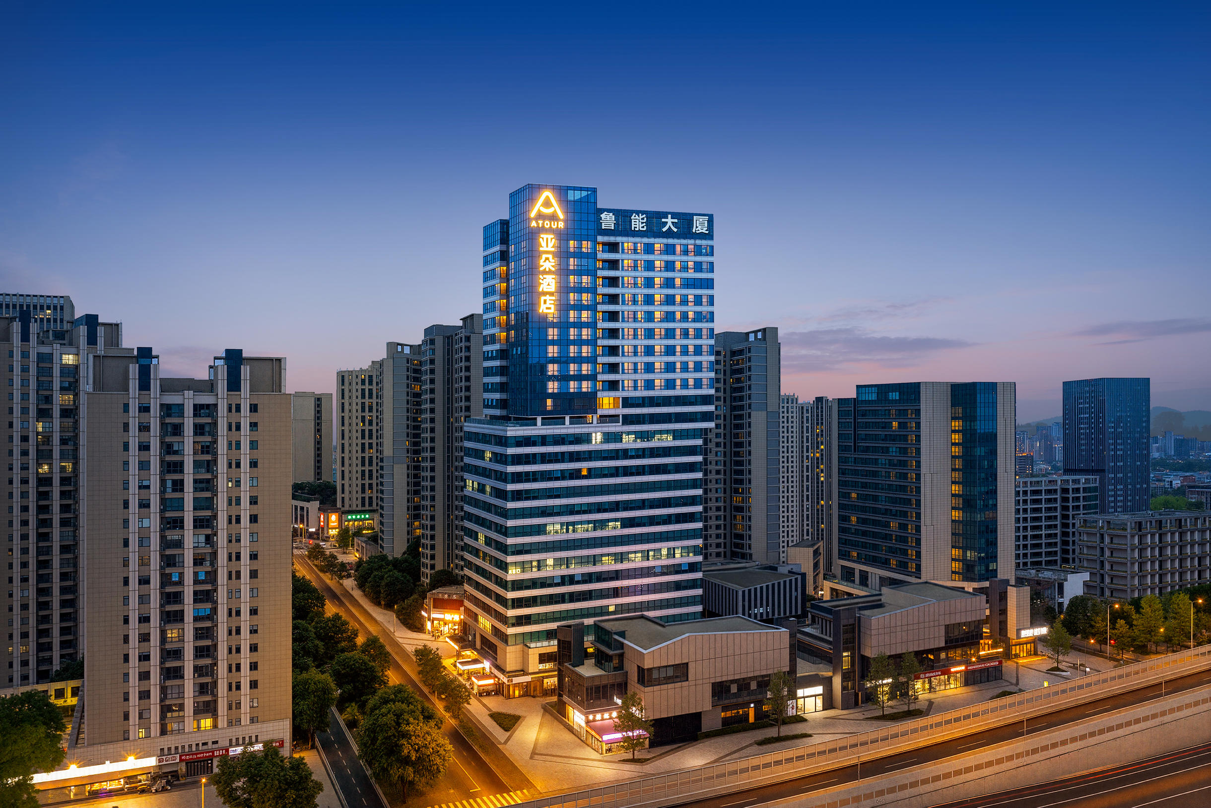 成都东站槐树店地铁站亚朵酒店