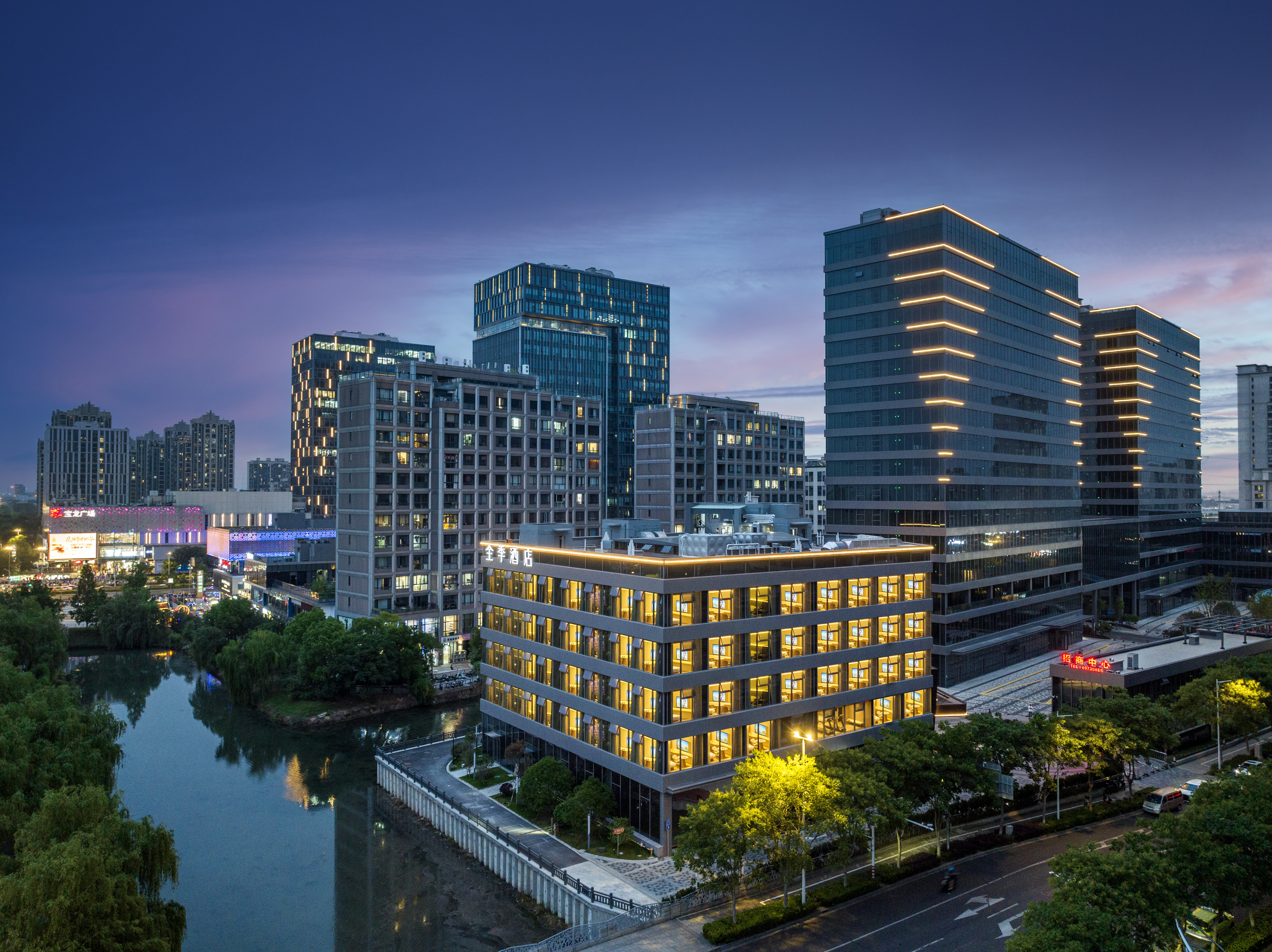 全季上海青浦汇金路地铁站酒店