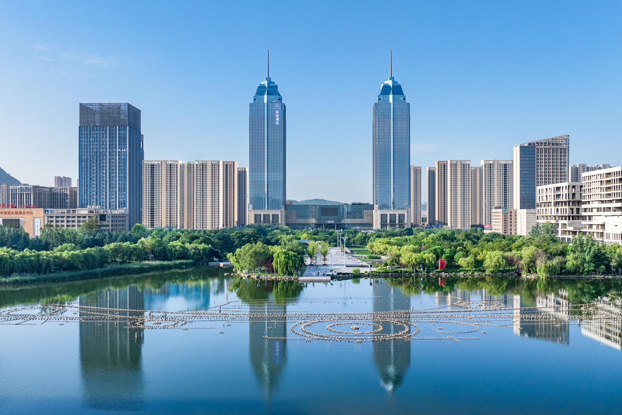 枣庄市政府双子星广场亚朵酒店