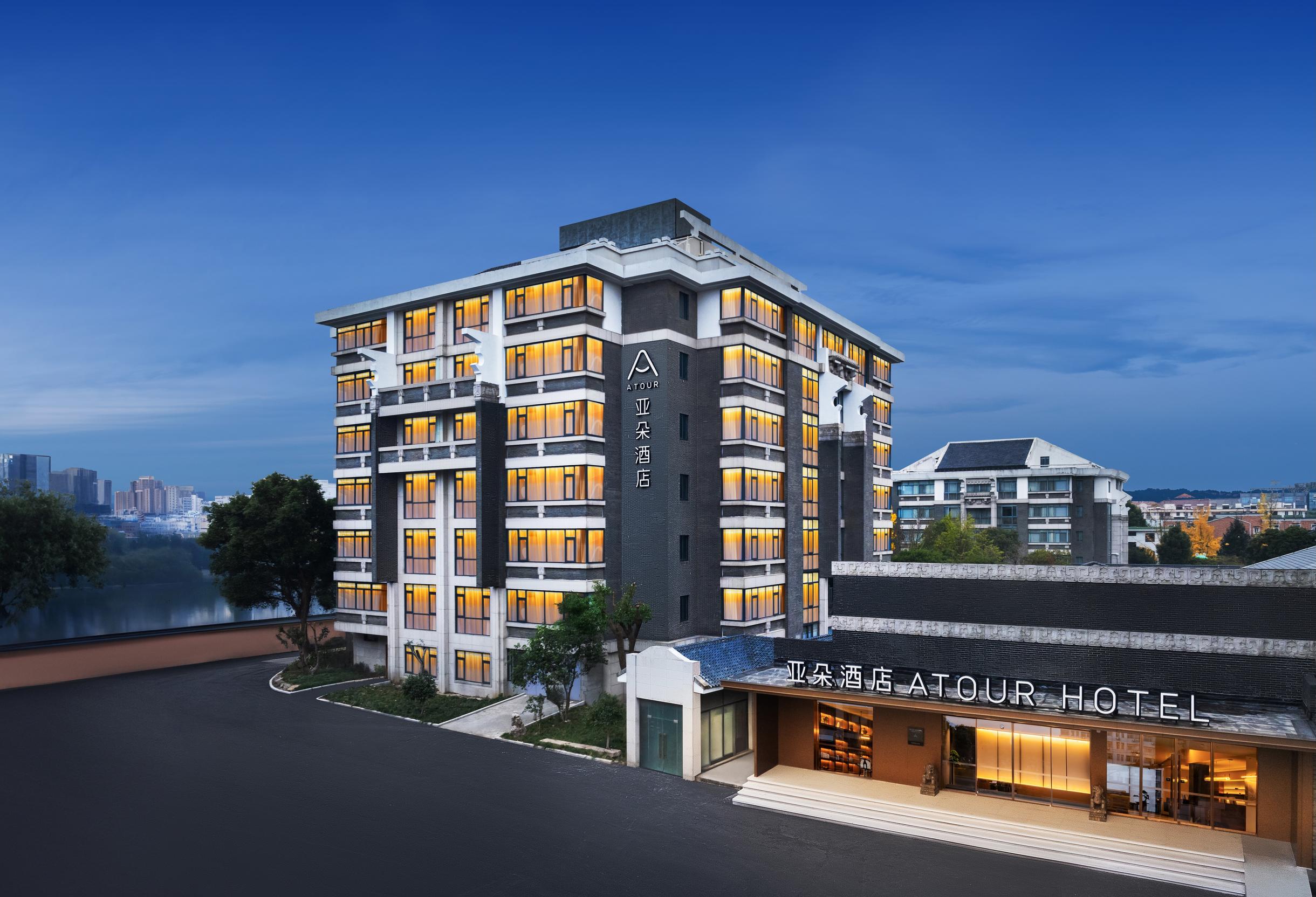 嘉善罗星中央花园亚朵酒店