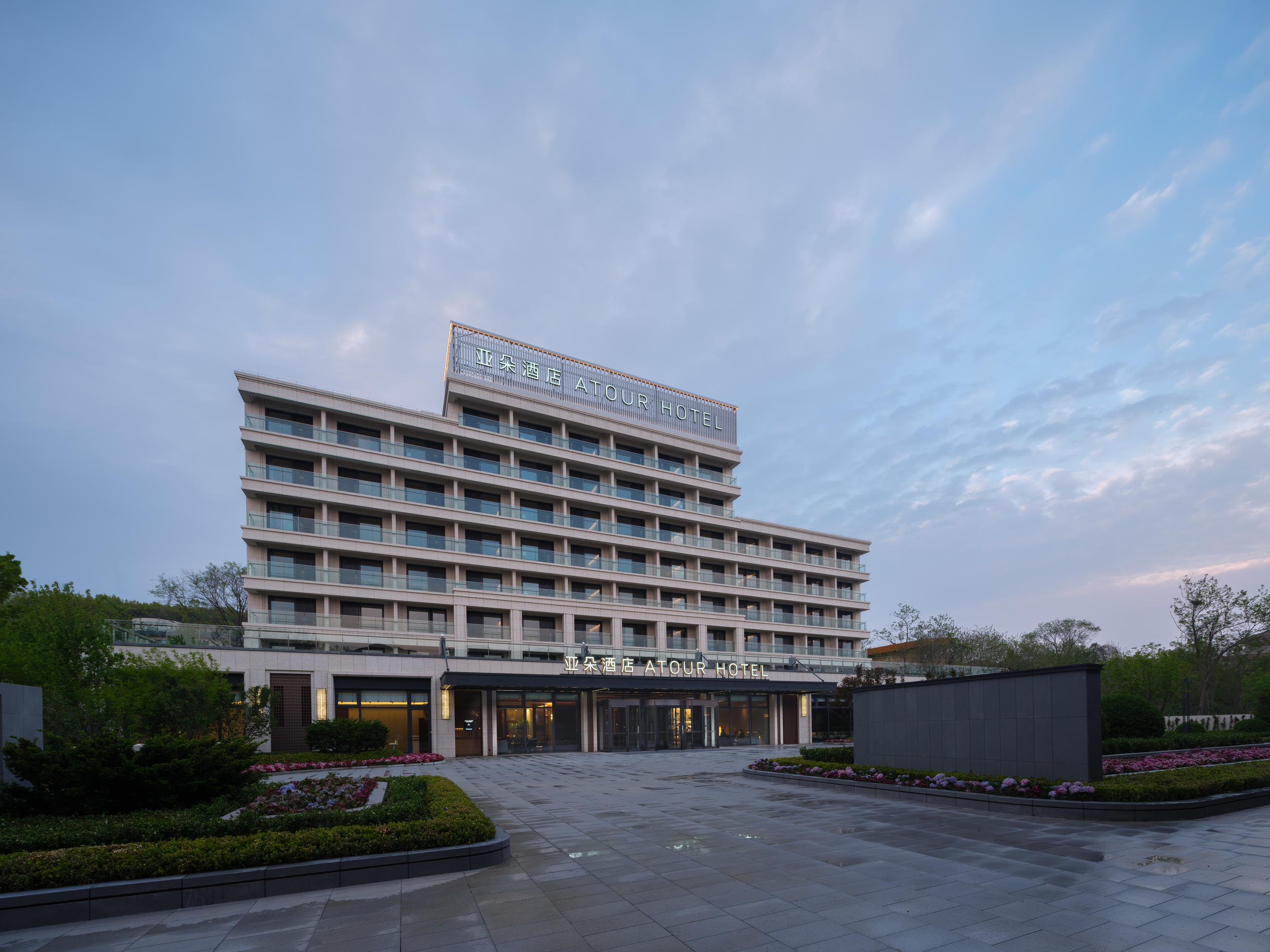 大连金石滩锚地广场亚朵酒店