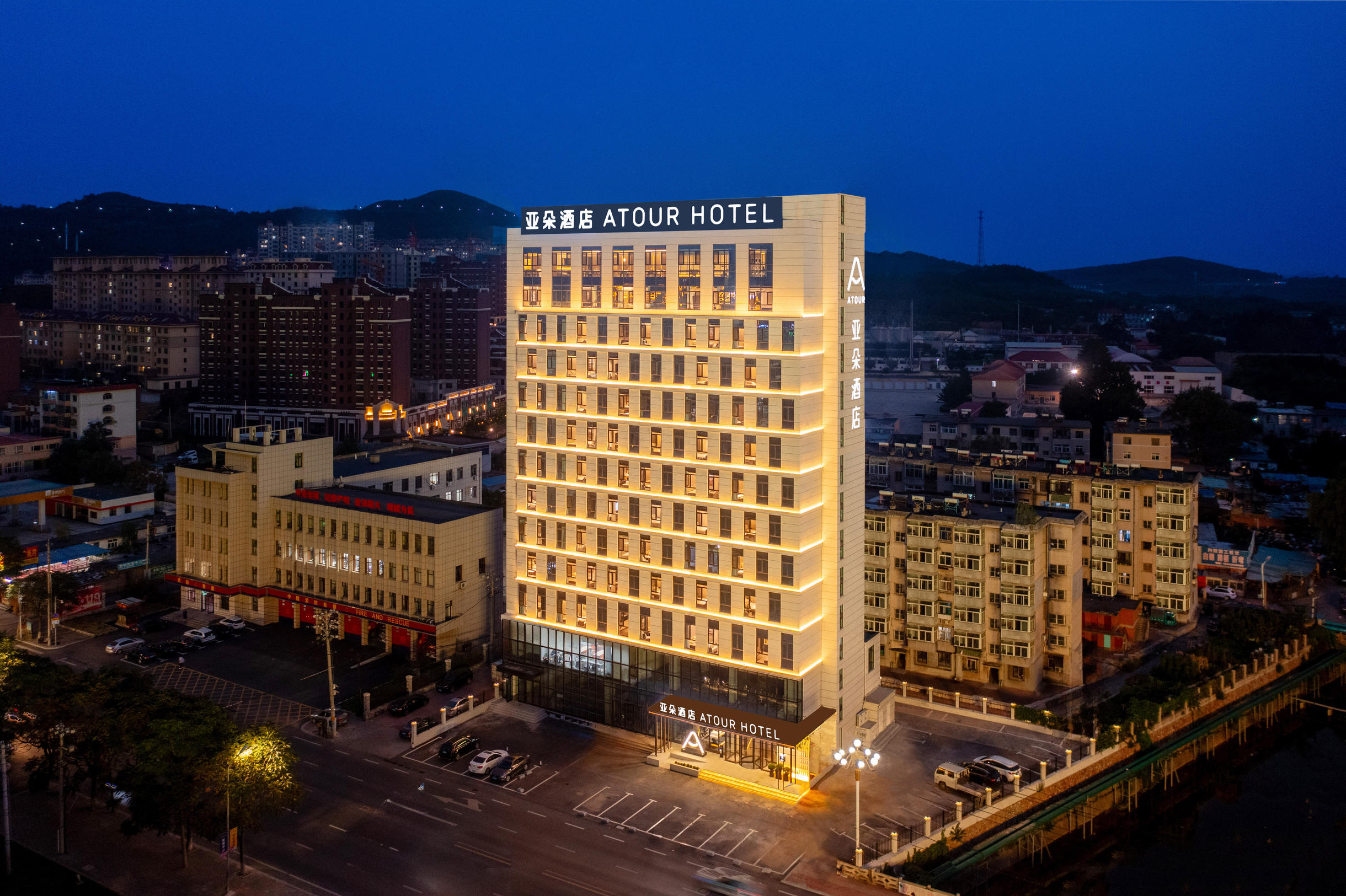 大连瓦房店市政府世纪广场亚朵酒店