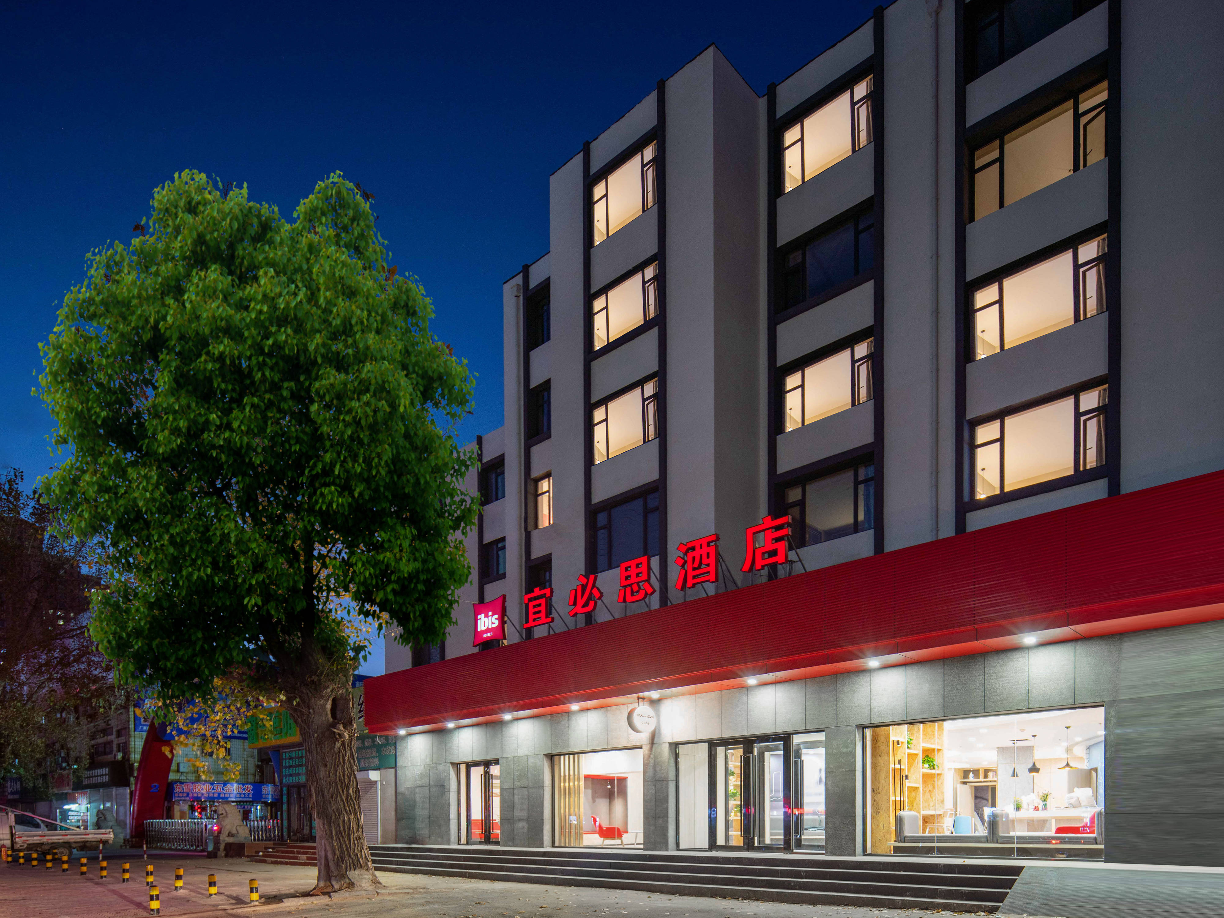 宜必思大连火车站轻轨站酒店