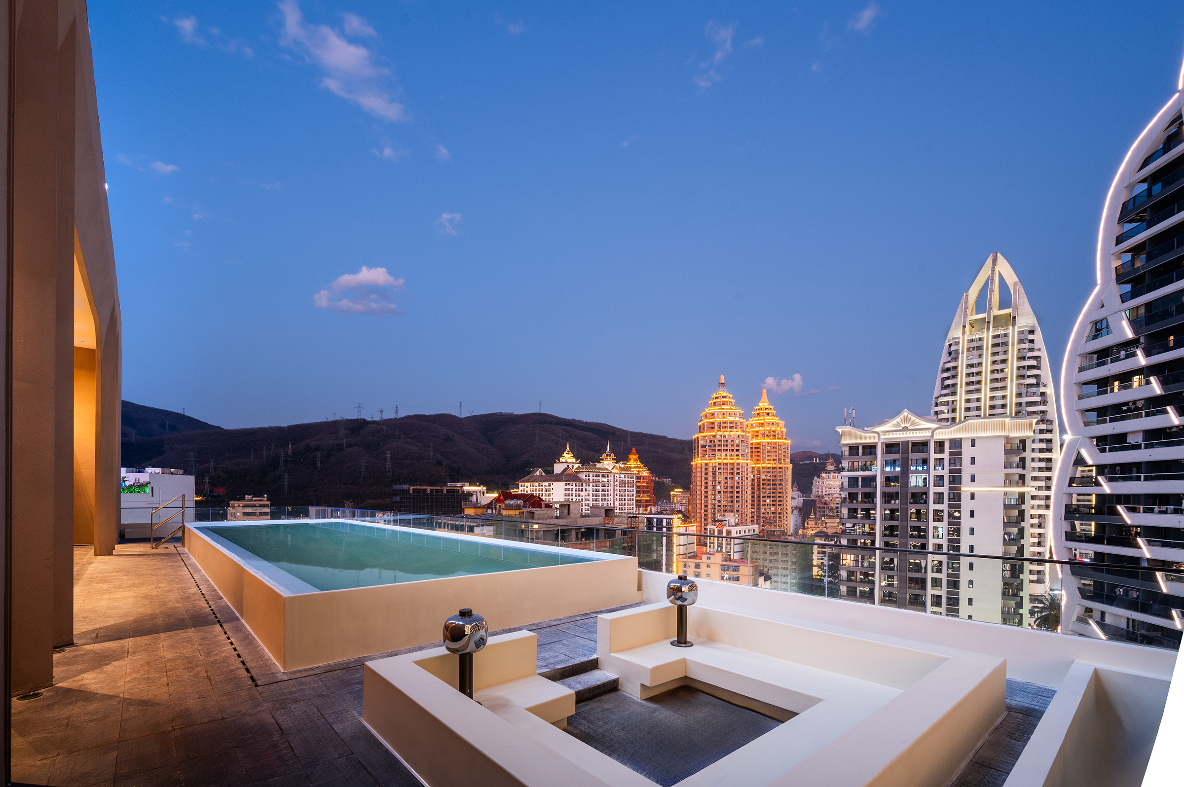 西双版纳告庄星光夜市桔子水晶酒店