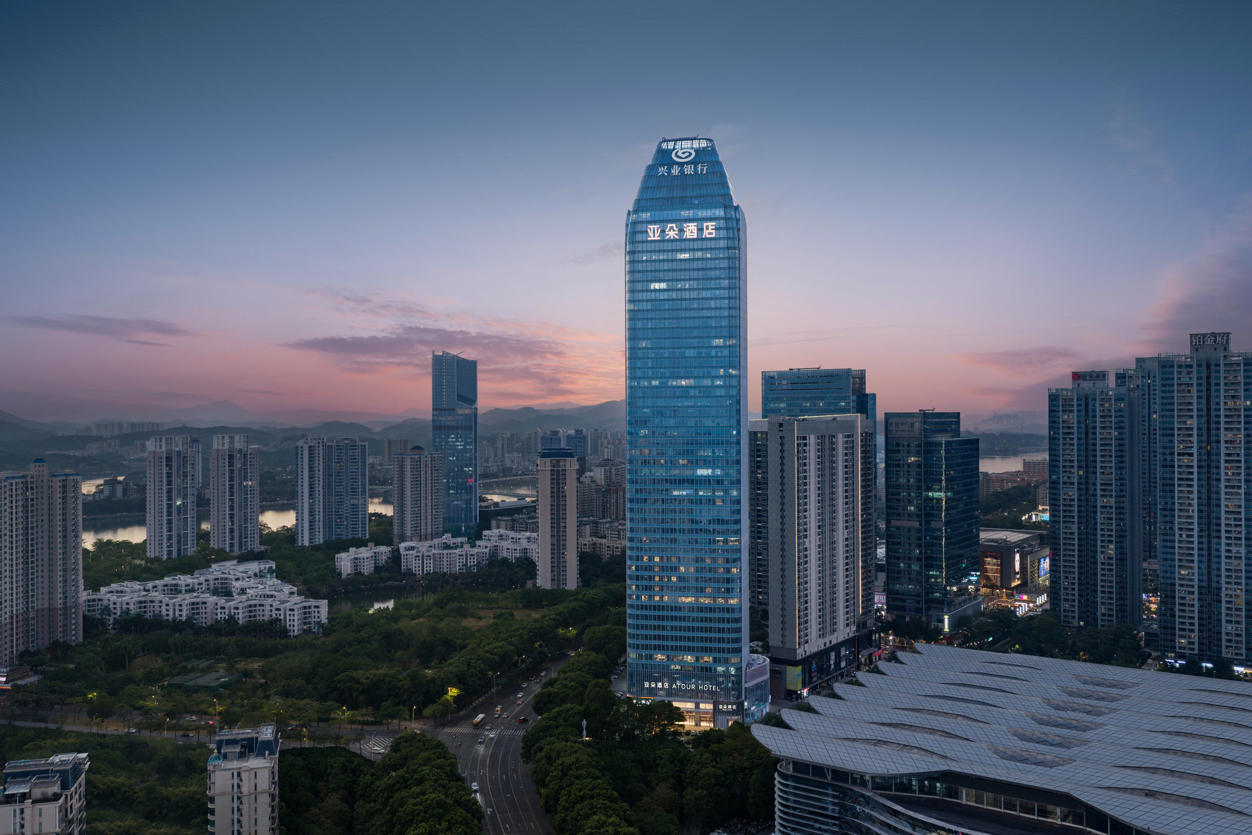 惠州华贸天地荣灿江景亚朵酒店