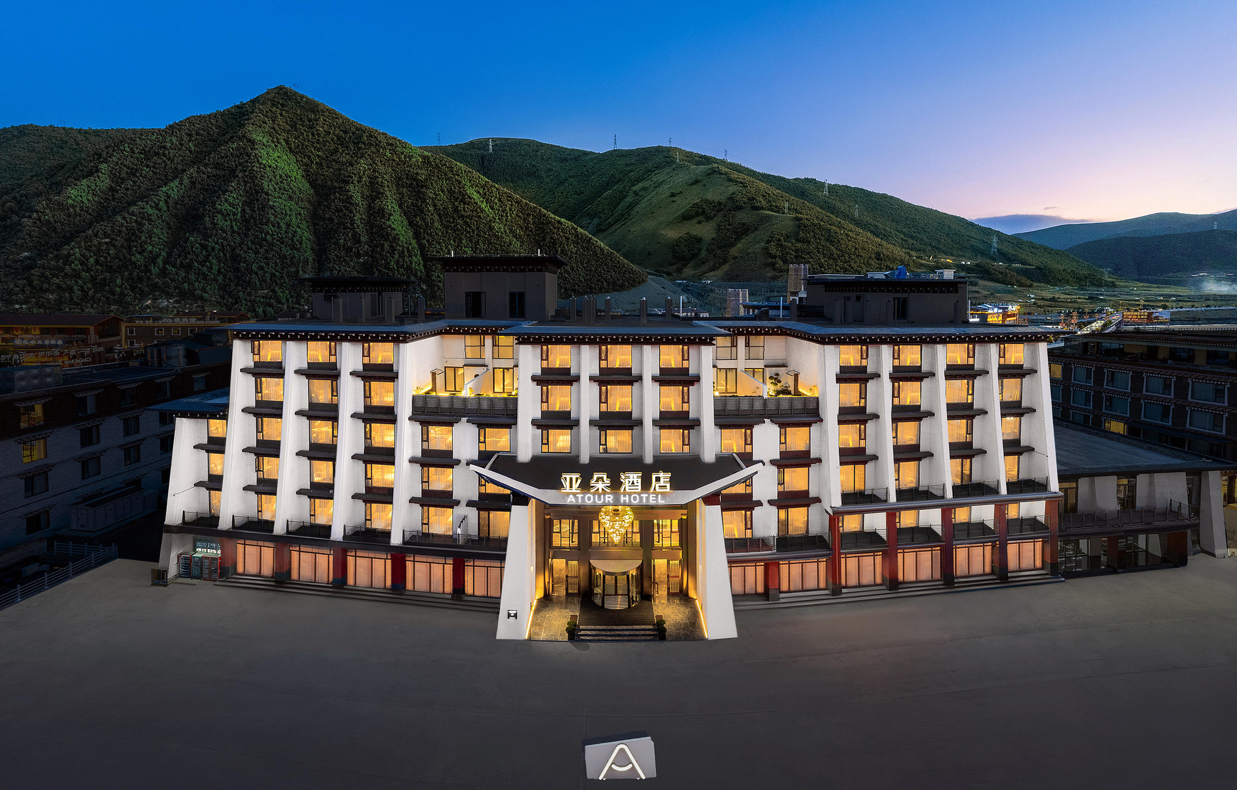 康定新都桥318国道亚朵酒店