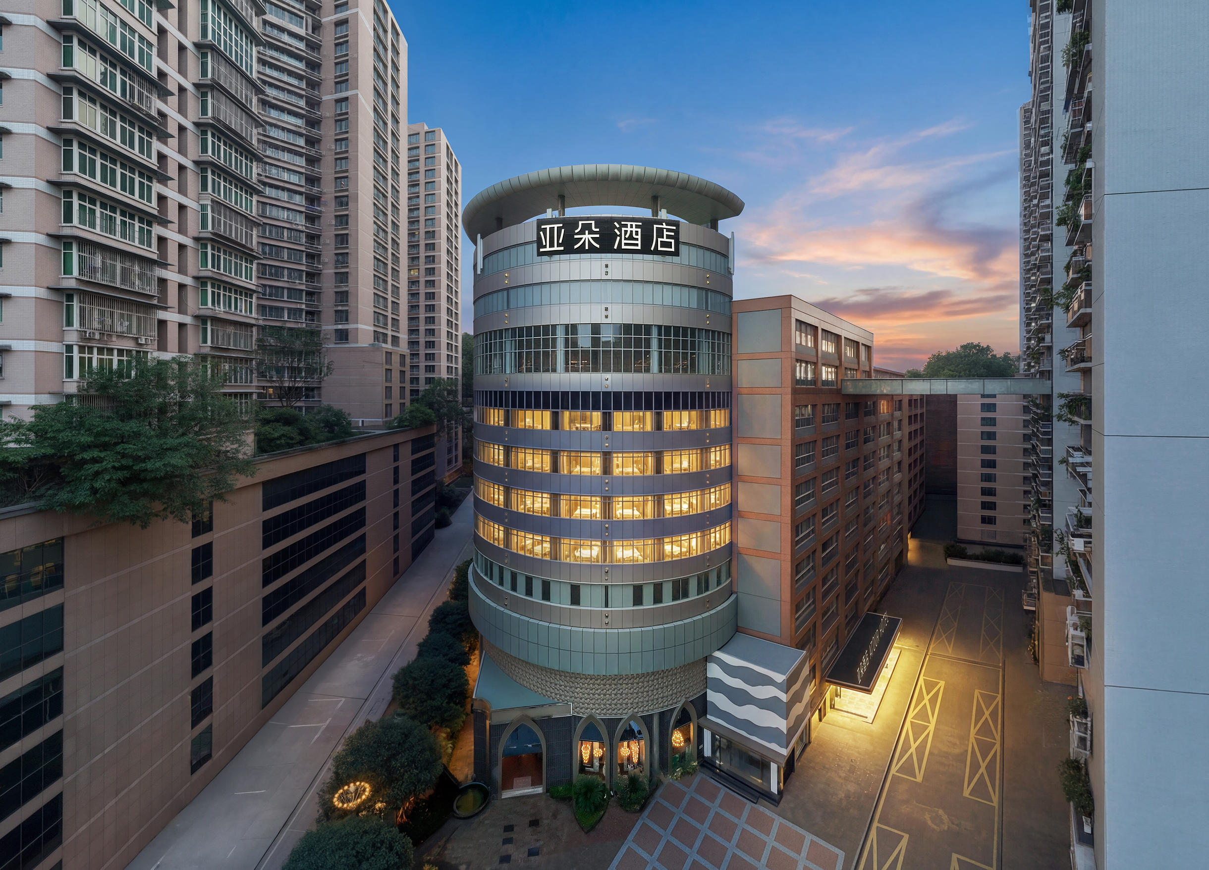 重庆解放碑临江门地铁站亚朵酒店