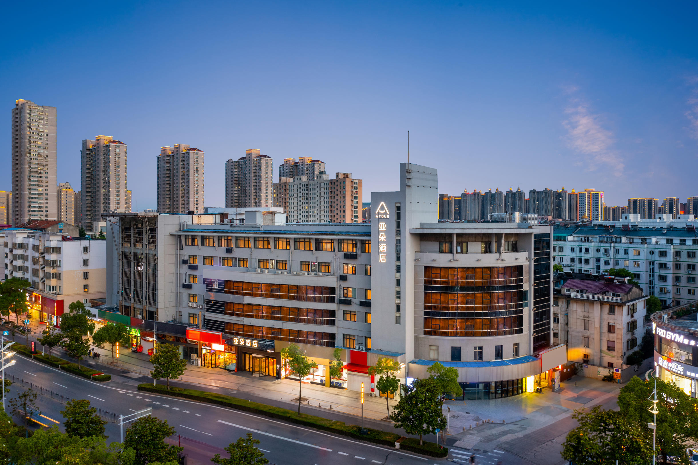 启东凤凰荟人民西路亚朵酒店