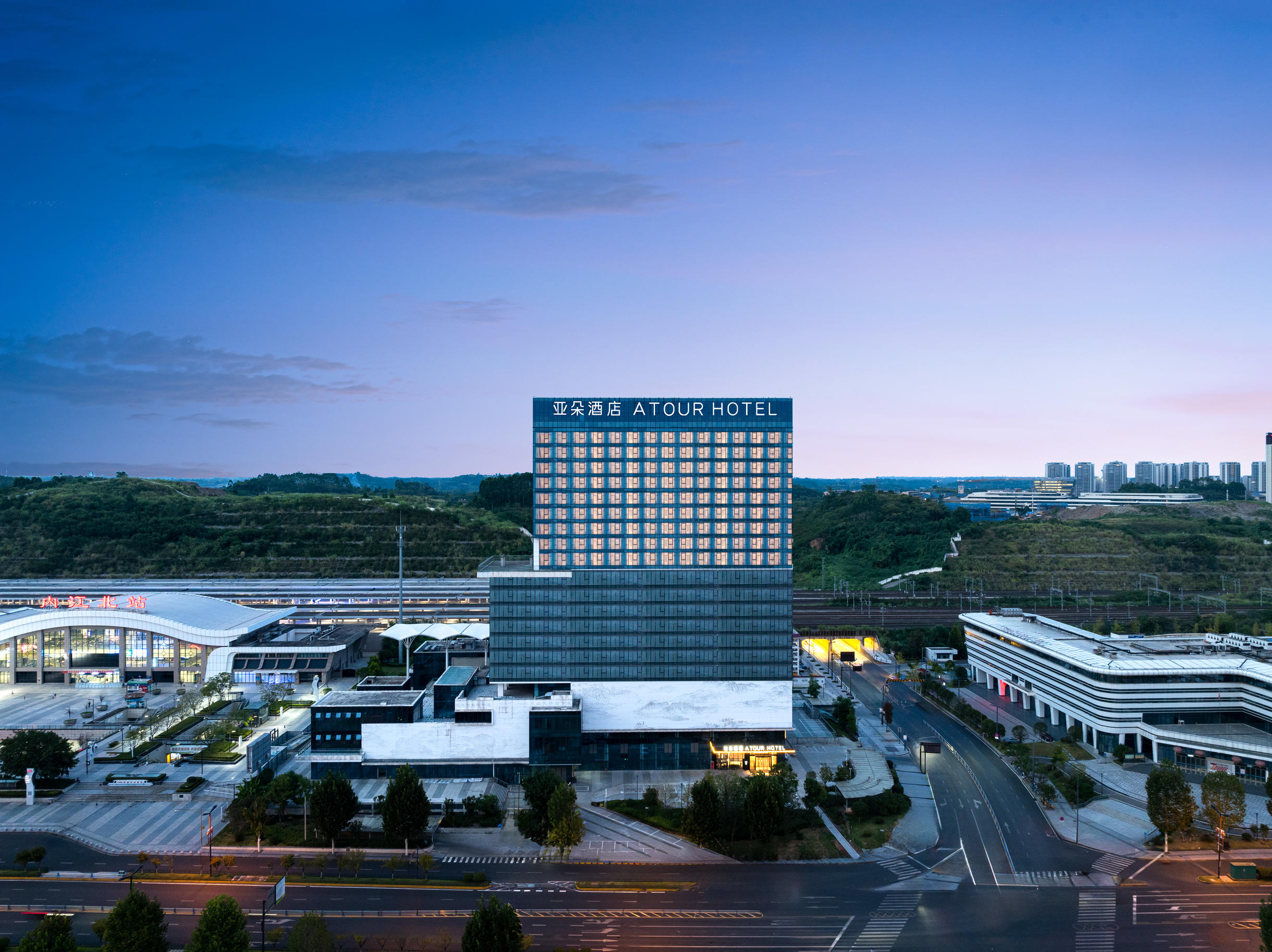 内江高铁北站传化广场亚朵酒店