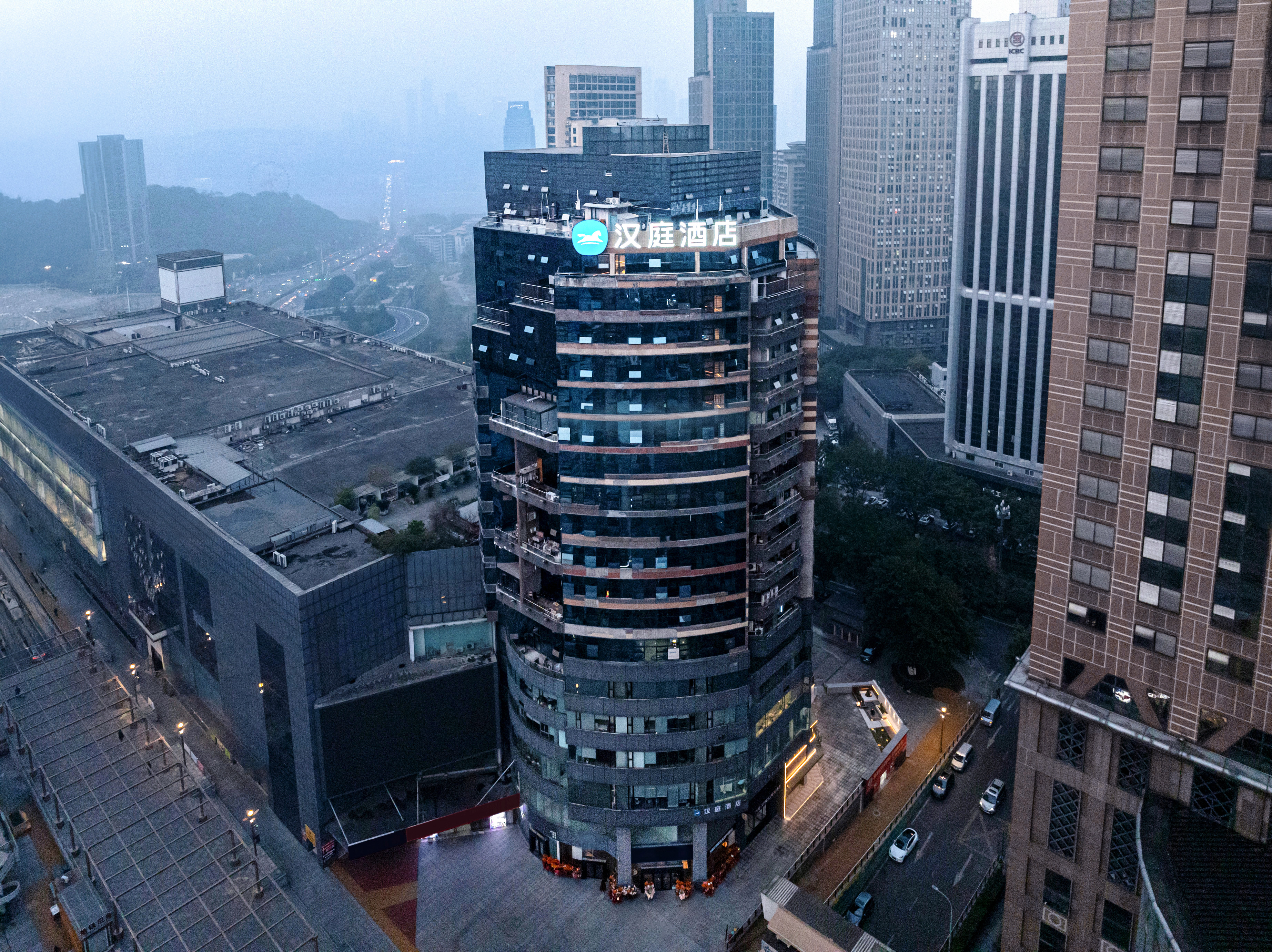 汉庭重庆南坪步行街工贸地铁站酒店