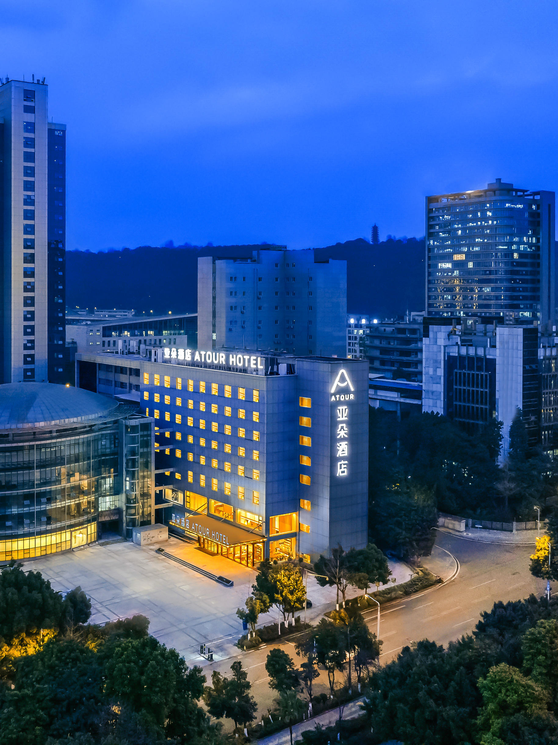 重庆两江新区幸福广场亚朵酒店