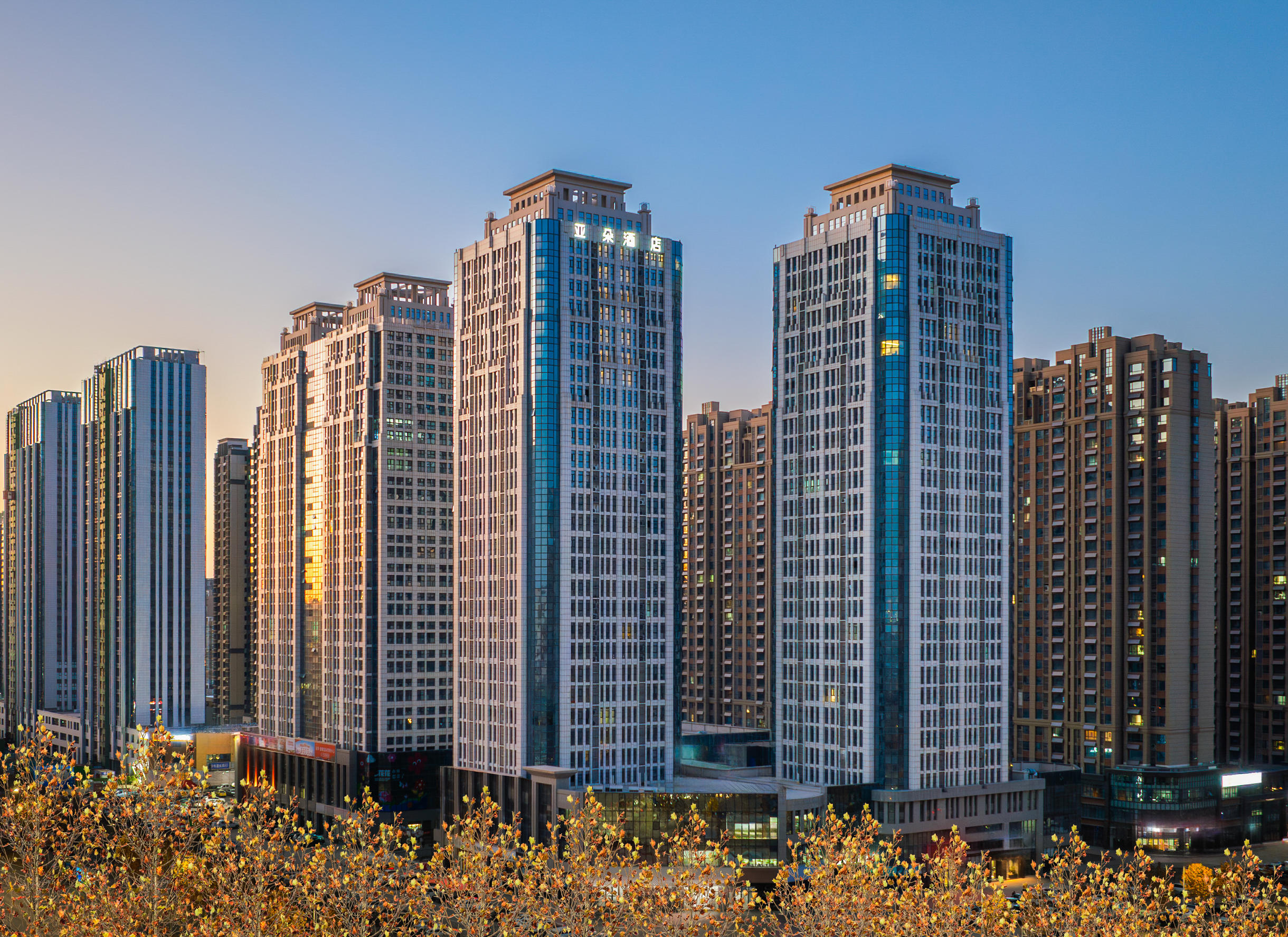 新乡东站平原路亚朵酒店